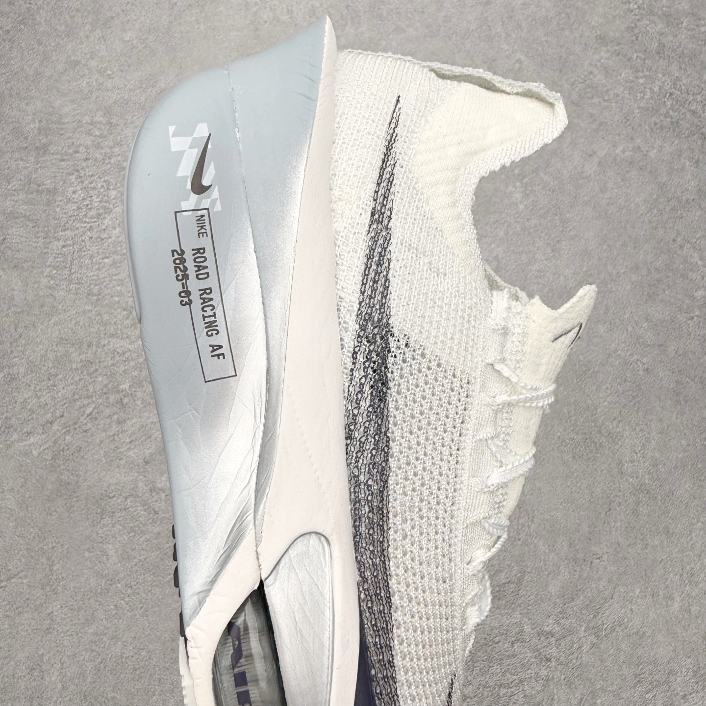 图片[6]-NK Air Zoom Alphafly NEXT% 3 2024全新马拉松超级跑鞋 有史以来最轻盈、测试次数最多的NK Alphafly 经过精英马拉松运动员的测试验证 并搭载Air Zoom气垫 旨在助力跑者实现突破 取得更佳的成绩 在开发过程中 Alphafly 3帮助耐克运动员凯尔文·基普图姆（Kelvin Kiptum）以2：00：35的成绩刷新了马拉松世界纪录 Alphafly的动力设计没有改变——Air Zoom气垫单元、Flyplate碳纤维板和ZoomX泡绵 但是整体系统的制作方法略有调整 优化和提升了对运动员的帮助 主要更新包括一体式鞋底 提供顺畅稳定的“后跟到脚趾”过渡；更宽的全长Flyplate碳纤维板提供稳定助推力 全新Fast Shot外底保证出色牵引力和抓地力 全新Atomknit 3.0鞋面提供更强的控制力、透气性和中足支撑力 尺码：36 36.5 37.5 38 38.5 39 40 40.5 41 42 42.5 43 44 44.5 45-选品中心