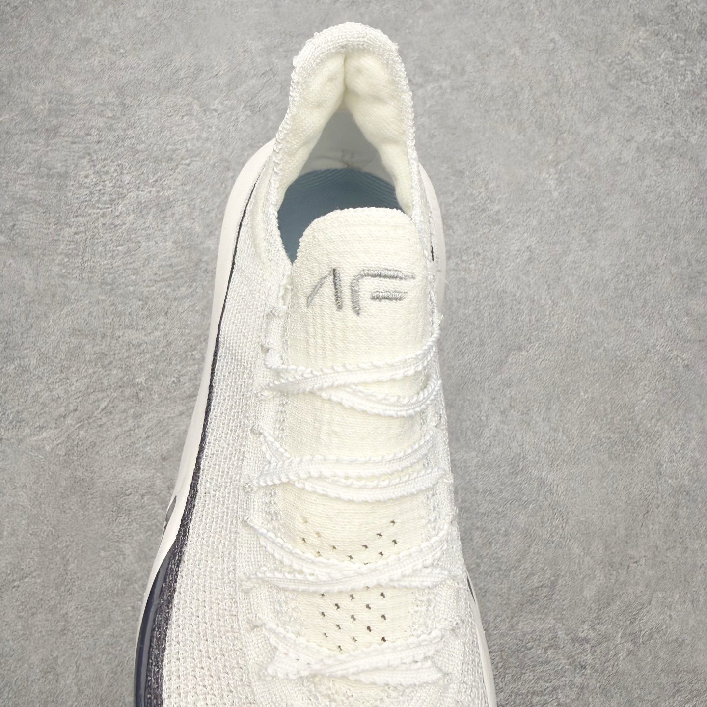 图片[5]-NK Air Zoom Alphafly NEXT% 3 2024全新马拉松超级跑鞋 有史以来最轻盈、测试次数最多的NK Alphafly 经过精英马拉松运动员的测试验证 并搭载Air Zoom气垫 旨在助力跑者实现突破 取得更佳的成绩 在开发过程中 Alphafly 3帮助耐克运动员凯尔文·基普图姆（Kelvin Kiptum）以2：00：35的成绩刷新了马拉松世界纪录 Alphafly的动力设计没有改变——Air Zoom气垫单元、Flyplate碳纤维板和ZoomX泡绵 但是整体系统的制作方法略有调整 优化和提升了对运动员的帮助 主要更新包括一体式鞋底 提供顺畅稳定的“后跟到脚趾”过渡；更宽的全长Flyplate碳纤维板提供稳定助推力 全新Fast Shot外底保证出色牵引力和抓地力 全新Atomknit 3.0鞋面提供更强的控制力、透气性和中足支撑力 尺码：36 36.5 37.5 38 38.5 39 40 40.5 41 42 42.5 43 44 44.5 45-选品中心