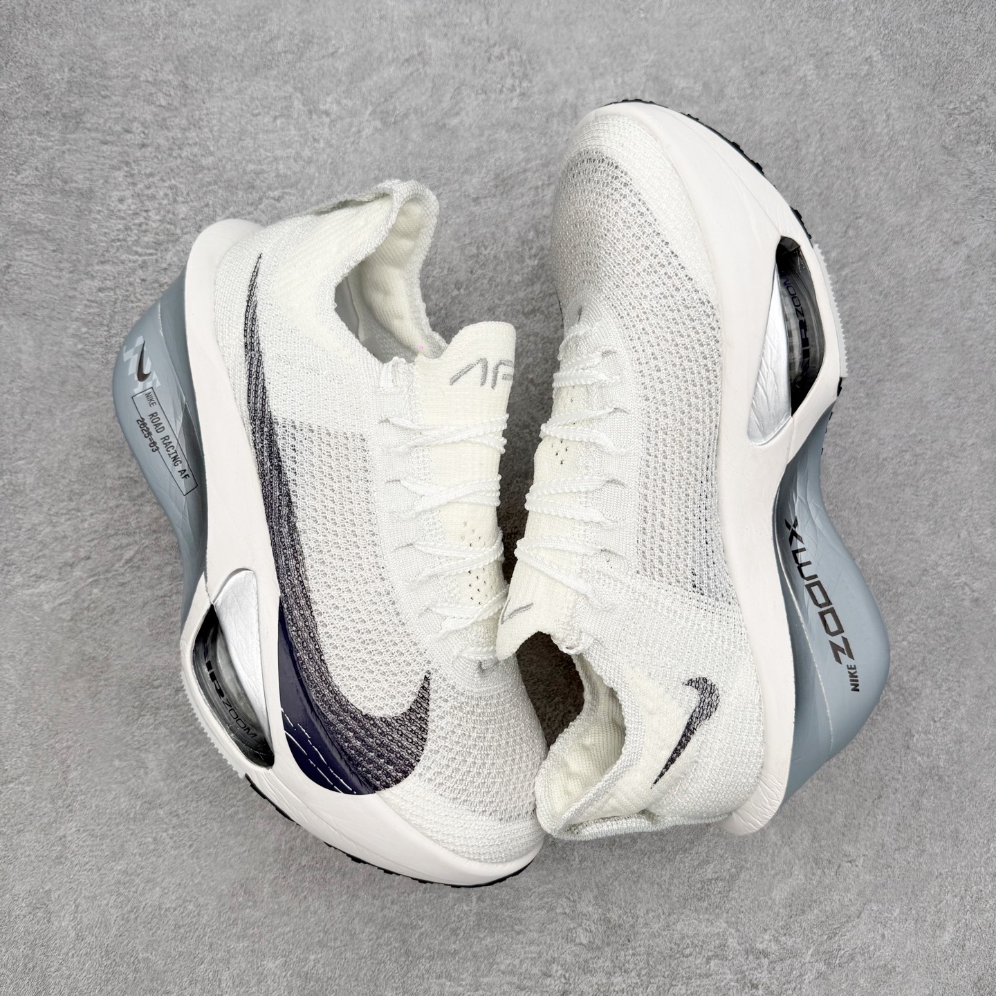 图片[3]-NK Air Zoom Alphafly NEXT% 3 2024全新马拉松超级跑鞋 有史以来最轻盈、测试次数最多的NK Alphafly 经过精英马拉松运动员的测试验证 并搭载Air Zoom气垫 旨在助力跑者实现突破 取得更佳的成绩 在开发过程中 Alphafly 3帮助耐克运动员凯尔文·基普图姆（Kelvin Kiptum）以2：00：35的成绩刷新了马拉松世界纪录 Alphafly的动力设计没有改变——Air Zoom气垫单元、Flyplate碳纤维板和ZoomX泡绵 但是整体系统的制作方法略有调整 优化和提升了对运动员的帮助 主要更新包括一体式鞋底 提供顺畅稳定的“后跟到脚趾”过渡；更宽的全长Flyplate碳纤维板提供稳定助推力 全新Fast Shot外底保证出色牵引力和抓地力 全新Atomknit 3.0鞋面提供更强的控制力、透气性和中足支撑力 尺码：36 36.5 37.5 38 38.5 39 40 40.5 41 42 42.5 43 44 44.5 45-选品中心