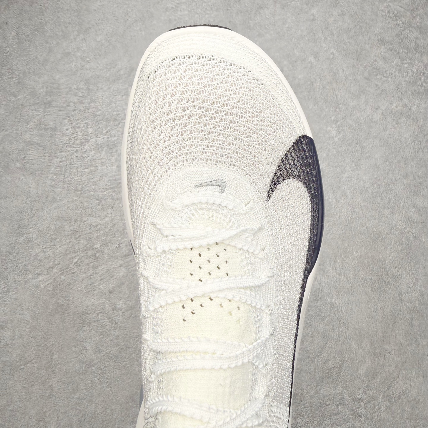 图片[4]-NK Air Zoom Alphafly NEXT% 3 2024全新马拉松超级跑鞋 有史以来最轻盈、测试次数最多的NK Alphafly 经过精英马拉松运动员的测试验证 并搭载Air Zoom气垫 旨在助力跑者实现突破 取得更佳的成绩 在开发过程中 Alphafly 3帮助耐克运动员凯尔文·基普图姆（Kelvin Kiptum）以2：00：35的成绩刷新了马拉松世界纪录 Alphafly的动力设计没有改变——Air Zoom气垫单元、Flyplate碳纤维板和ZoomX泡绵 但是整体系统的制作方法略有调整 优化和提升了对运动员的帮助 主要更新包括一体式鞋底 提供顺畅稳定的“后跟到脚趾”过渡；更宽的全长Flyplate碳纤维板提供稳定助推力 全新Fast Shot外底保证出色牵引力和抓地力 全新Atomknit 3.0鞋面提供更强的控制力、透气性和中足支撑力 尺码：36 36.5 37.5 38 38.5 39 40 40.5 41 42 42.5 43 44 44.5 45-选品中心