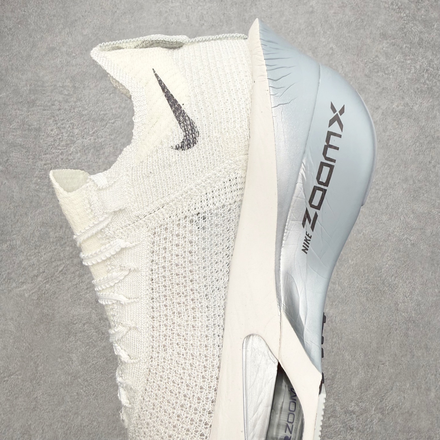 图片[7]-NK Air Zoom Alphafly NEXT% 3 2024全新马拉松超级跑鞋 有史以来最轻盈、测试次数最多的NK Alphafly 经过精英马拉松运动员的测试验证 并搭载Air Zoom气垫 旨在助力跑者实现突破 取得更佳的成绩 在开发过程中 Alphafly 3帮助耐克运动员凯尔文·基普图姆（Kelvin Kiptum）以2：00：35的成绩刷新了马拉松世界纪录 Alphafly的动力设计没有改变——Air Zoom气垫单元、Flyplate碳纤维板和ZoomX泡绵 但是整体系统的制作方法略有调整 优化和提升了对运动员的帮助 主要更新包括一体式鞋底 提供顺畅稳定的“后跟到脚趾”过渡；更宽的全长Flyplate碳纤维板提供稳定助推力 全新Fast Shot外底保证出色牵引力和抓地力 全新Atomknit 3.0鞋面提供更强的控制力、透气性和中足支撑力 尺码：36 36.5 37.5 38 38.5 39 40 40.5 41 42 42.5 43 44 44.5 45-选品中心
