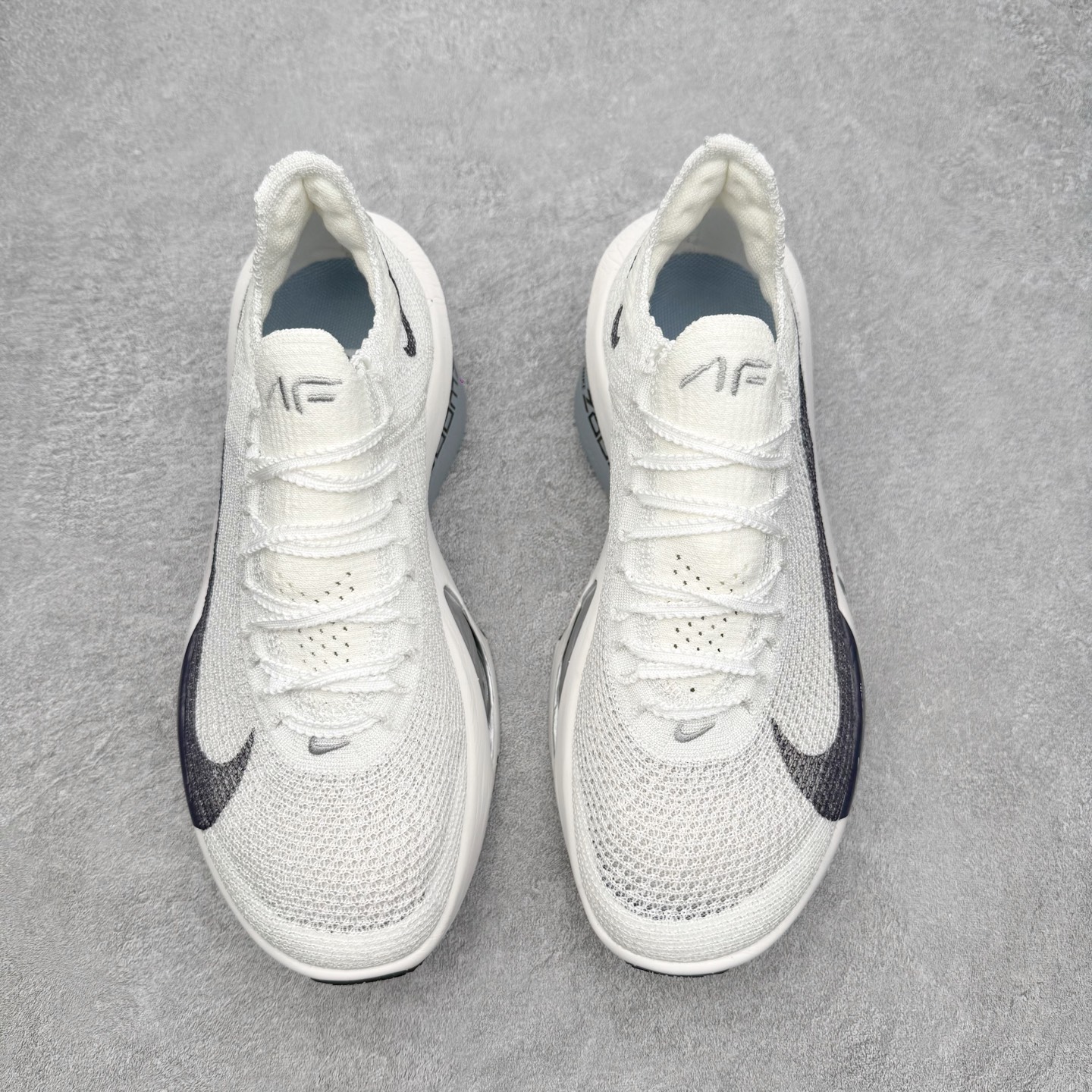 图片[2]-NK Air Zoom Alphafly NEXT% 3 2024全新马拉松超级跑鞋 有史以来最轻盈、测试次数最多的NK Alphafly 经过精英马拉松运动员的测试验证 并搭载Air Zoom气垫 旨在助力跑者实现突破 取得更佳的成绩 在开发过程中 Alphafly 3帮助耐克运动员凯尔文·基普图姆（Kelvin Kiptum）以2：00：35的成绩刷新了马拉松世界纪录 Alphafly的动力设计没有改变——Air Zoom气垫单元、Flyplate碳纤维板和ZoomX泡绵 但是整体系统的制作方法略有调整 优化和提升了对运动员的帮助 主要更新包括一体式鞋底 提供顺畅稳定的“后跟到脚趾”过渡；更宽的全长Flyplate碳纤维板提供稳定助推力 全新Fast Shot外底保证出色牵引力和抓地力 全新Atomknit 3.0鞋面提供更强的控制力、透气性和中足支撑力 尺码：36 36.5 37.5 38 38.5 39 40 40.5 41 42 42.5 43 44 44.5 45-选品中心