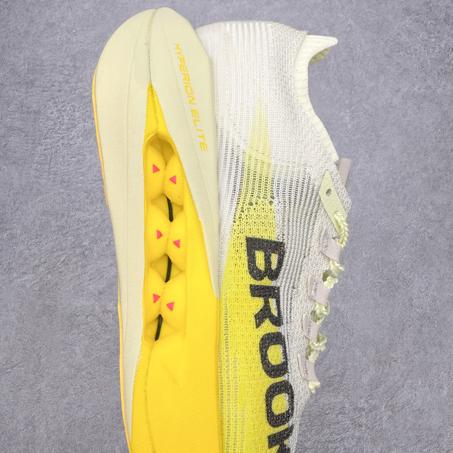 图片[6]-Brooks布鲁克斯 Hyperion Max 5 时尚舒适减震耐磨透气低帮跑步鞋 Brooks 四大跑鞋之一 百年品牌 跑鞋从外形上基本就能判断这是一款速度跑鞋 简洁干练的外形结构和极强的运动流线型看着非常有速度感 上脚的第一感觉是非常轻 美码9码的鞋单只206g不到 从个人偏好来说 200g左右的竞速鞋最具安全感 鞋面采用单层网布 很薄 前掌使用了大量开放式网眼 排气直接快速 透气性上乘 鞋舌也是轻量化设计 仅为一层麂皮 和脚背完美贴合 鞋舌中央有个防偏穿孔 从实际穿着来看 通常鞋舌都是外偏 如果是防偏穿孔位于中心 防偏效果其实并不十分有效 如果采用趋外侧的偏心设计更有效 鞋帮泡棉填充量不大 但非常紧凑 贴合舒适 包裹稳固 内置硬质TPU保证必要的稳定性 跑鞋中底采用的是DNA FLASH科技材料 DNA FLASH中底科技 是Brooks第一款将氮气注入中底的创新科技 主要原理是借助“超临界流体”发泡技术 将液态氮稳定的转化为气态氮 并使其均匀地形成无数紧密贴合的密闭式气囊结构 尺码：36 36.5 37.5 38 38.5 39 40 40.5 41 42 42.5 43 44 44.5 45-选品中心