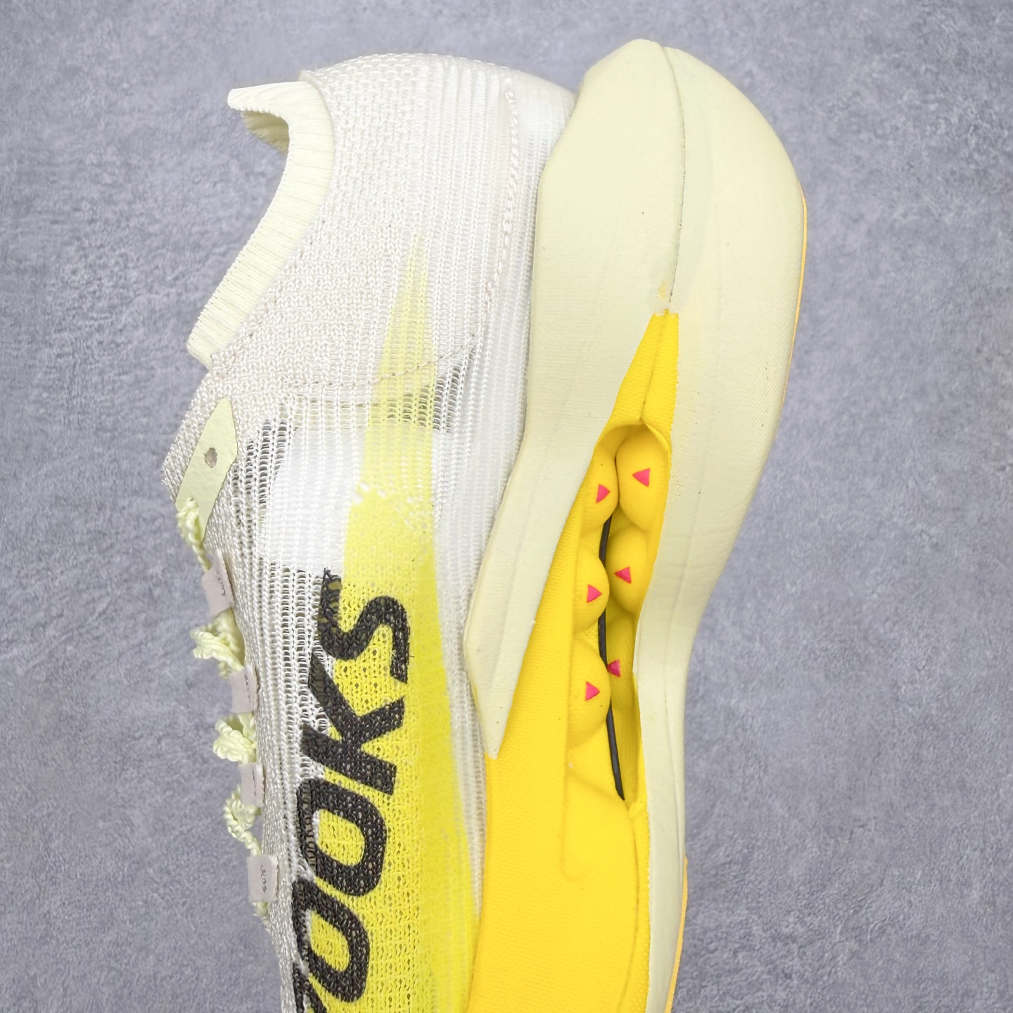 图片[7]-Brooks布鲁克斯 Hyperion Max 5 时尚舒适减震耐磨透气低帮跑步鞋 Brooks 四大跑鞋之一 百年品牌 跑鞋从外形上基本就能判断这是一款速度跑鞋 简洁干练的外形结构和极强的运动流线型看着非常有速度感 上脚的第一感觉是非常轻 美码9码的鞋单只206g不到 从个人偏好来说 200g左右的竞速鞋最具安全感 鞋面采用单层网布 很薄 前掌使用了大量开放式网眼 排气直接快速 透气性上乘 鞋舌也是轻量化设计 仅为一层麂皮 和脚背完美贴合 鞋舌中央有个防偏穿孔 从实际穿着来看 通常鞋舌都是外偏 如果是防偏穿孔位于中心 防偏效果其实并不十分有效 如果采用趋外侧的偏心设计更有效 鞋帮泡棉填充量不大 但非常紧凑 贴合舒适 包裹稳固 内置硬质TPU保证必要的稳定性 跑鞋中底采用的是DNA FLASH科技材料 DNA FLASH中底科技 是Brooks第一款将氮气注入中底的创新科技 主要原理是借助“超临界流体”发泡技术 将液态氮稳定的转化为气态氮 并使其均匀地形成无数紧密贴合的密闭式气囊结构 尺码：36 36.5 37.5 38 38.5 39 40 40.5 41 42 42.5 43 44 44.5 45-选品中心