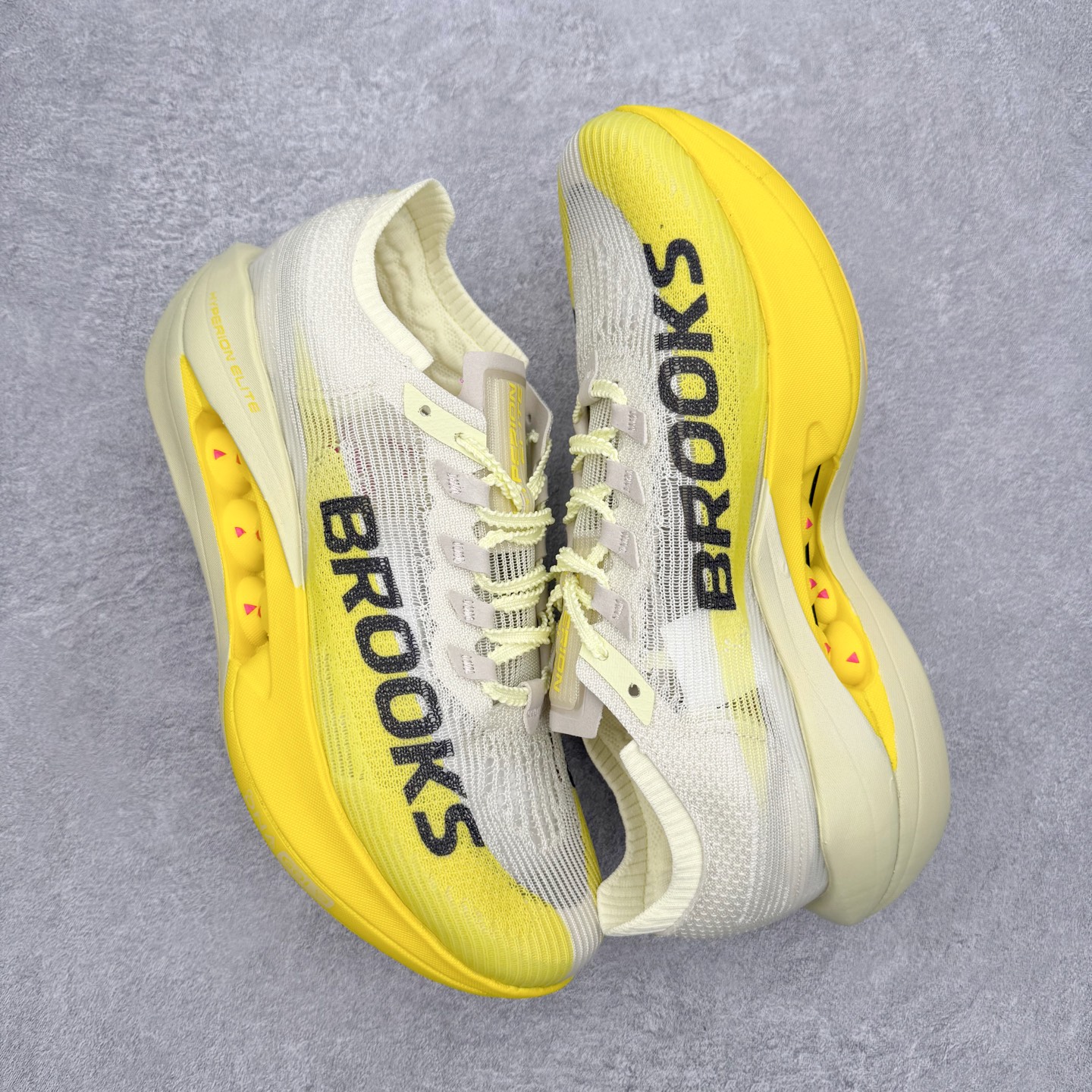 图片[3]-Brooks布鲁克斯 Hyperion Max 5 时尚舒适减震耐磨透气低帮跑步鞋 Brooks 四大跑鞋之一 百年品牌 跑鞋从外形上基本就能判断这是一款速度跑鞋 简洁干练的外形结构和极强的运动流线型看着非常有速度感 上脚的第一感觉是非常轻 美码9码的鞋单只206g不到 从个人偏好来说 200g左右的竞速鞋最具安全感 鞋面采用单层网布 很薄 前掌使用了大量开放式网眼 排气直接快速 透气性上乘 鞋舌也是轻量化设计 仅为一层麂皮 和脚背完美贴合 鞋舌中央有个防偏穿孔 从实际穿着来看 通常鞋舌都是外偏 如果是防偏穿孔位于中心 防偏效果其实并不十分有效 如果采用趋外侧的偏心设计更有效 鞋帮泡棉填充量不大 但非常紧凑 贴合舒适 包裹稳固 内置硬质TPU保证必要的稳定性 跑鞋中底采用的是DNA FLASH科技材料 DNA FLASH中底科技 是Brooks第一款将氮气注入中底的创新科技 主要原理是借助“超临界流体”发泡技术 将液态氮稳定的转化为气态氮 并使其均匀地形成无数紧密贴合的密闭式气囊结构 尺码：36 36.5 37.5 38 38.5 39 40 40.5 41 42 42.5 43 44 44.5 45-选品中心