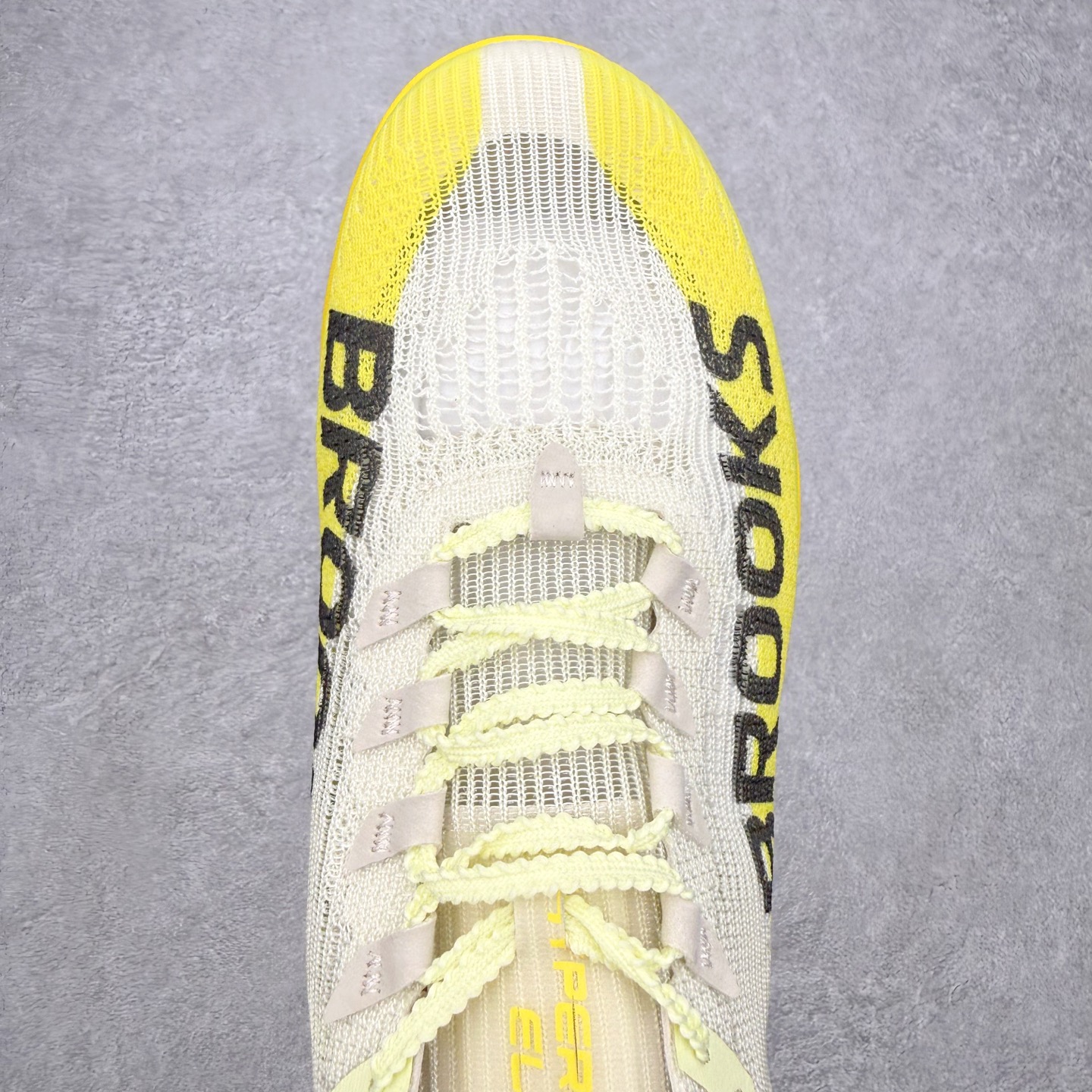 图片[4]-Brooks布鲁克斯 Hyperion Max 5 时尚舒适减震耐磨透气低帮跑步鞋 Brooks 四大跑鞋之一 百年品牌 跑鞋从外形上基本就能判断这是一款速度跑鞋 简洁干练的外形结构和极强的运动流线型看着非常有速度感 上脚的第一感觉是非常轻 美码9码的鞋单只206g不到 从个人偏好来说 200g左右的竞速鞋最具安全感 鞋面采用单层网布 很薄 前掌使用了大量开放式网眼 排气直接快速 透气性上乘 鞋舌也是轻量化设计 仅为一层麂皮 和脚背完美贴合 鞋舌中央有个防偏穿孔 从实际穿着来看 通常鞋舌都是外偏 如果是防偏穿孔位于中心 防偏效果其实并不十分有效 如果采用趋外侧的偏心设计更有效 鞋帮泡棉填充量不大 但非常紧凑 贴合舒适 包裹稳固 内置硬质TPU保证必要的稳定性 跑鞋中底采用的是DNA FLASH科技材料 DNA FLASH中底科技 是Brooks第一款将氮气注入中底的创新科技 主要原理是借助“超临界流体”发泡技术 将液态氮稳定的转化为气态氮 并使其均匀地形成无数紧密贴合的密闭式气囊结构 尺码：36 36.5 37.5 38 38.5 39 40 40.5 41 42 42.5 43 44 44.5 45-选品中心