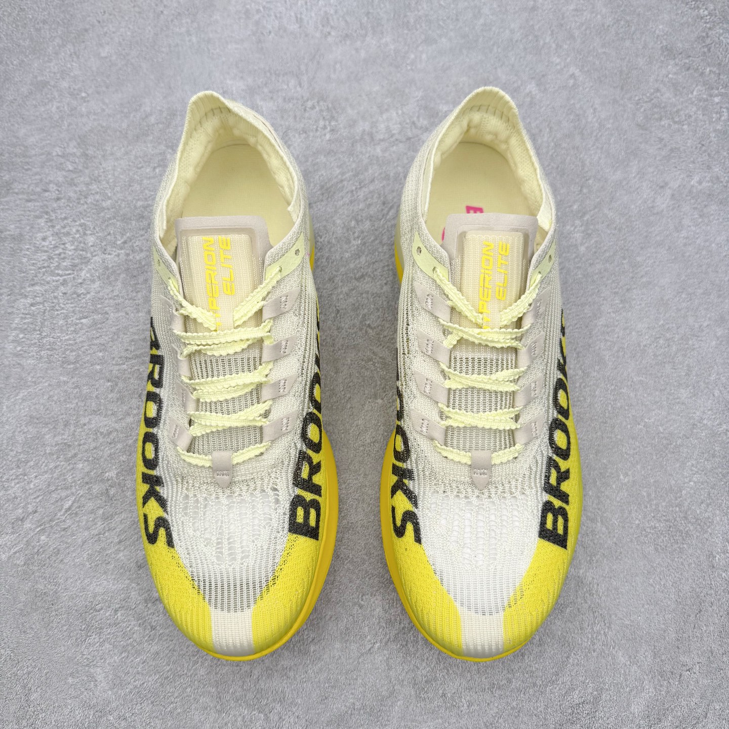 图片[2]-Brooks布鲁克斯 Hyperion Max 5 时尚舒适减震耐磨透气低帮跑步鞋 Brooks 四大跑鞋之一 百年品牌 跑鞋从外形上基本就能判断这是一款速度跑鞋 简洁干练的外形结构和极强的运动流线型看着非常有速度感 上脚的第一感觉是非常轻 美码9码的鞋单只206g不到 从个人偏好来说 200g左右的竞速鞋最具安全感 鞋面采用单层网布 很薄 前掌使用了大量开放式网眼 排气直接快速 透气性上乘 鞋舌也是轻量化设计 仅为一层麂皮 和脚背完美贴合 鞋舌中央有个防偏穿孔 从实际穿着来看 通常鞋舌都是外偏 如果是防偏穿孔位于中心 防偏效果其实并不十分有效 如果采用趋外侧的偏心设计更有效 鞋帮泡棉填充量不大 但非常紧凑 贴合舒适 包裹稳固 内置硬质TPU保证必要的稳定性 跑鞋中底采用的是DNA FLASH科技材料 DNA FLASH中底科技 是Brooks第一款将氮气注入中底的创新科技 主要原理是借助“超临界流体”发泡技术 将液态氮稳定的转化为气态氮 并使其均匀地形成无数紧密贴合的密闭式气囊结构 尺码：36 36.5 37.5 38 38.5 39 40 40.5 41 42 42.5 43 44 44.5 45-选品中心