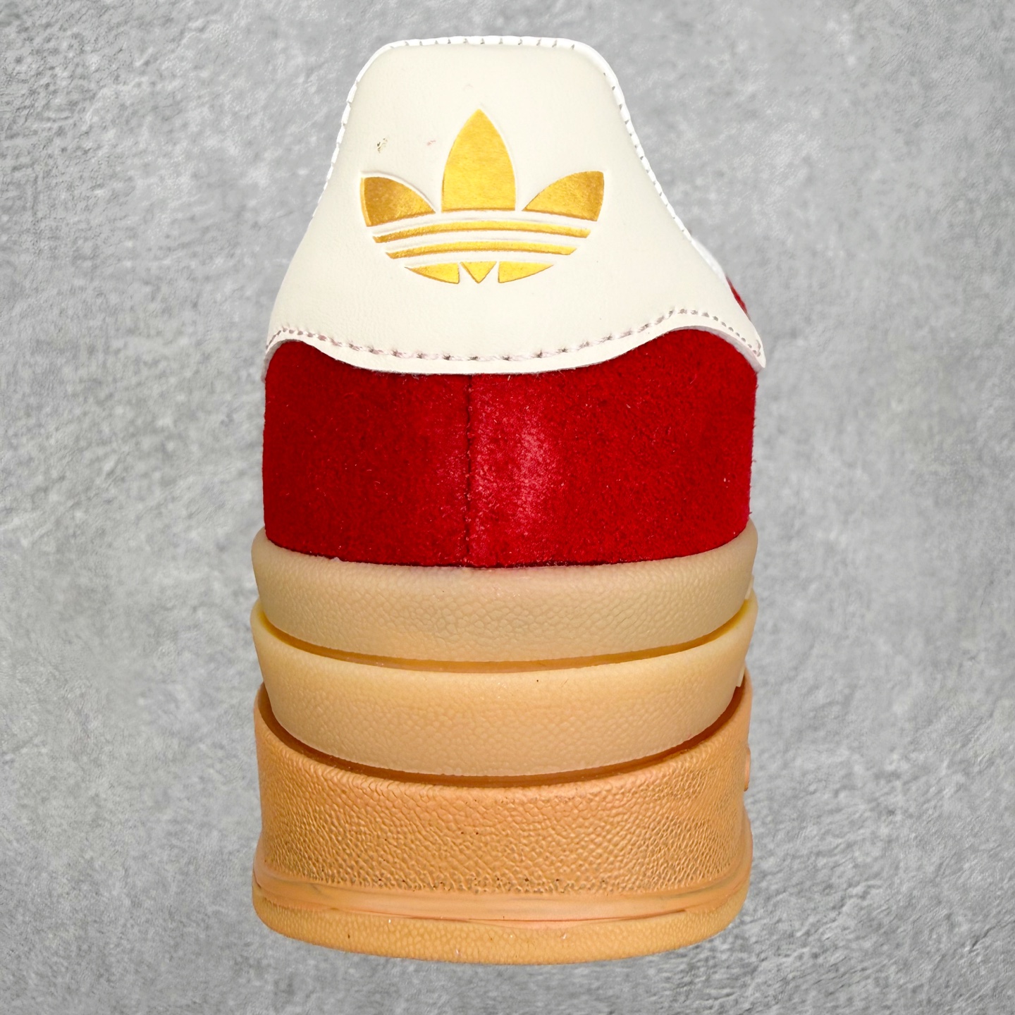 图片[8]-AD Originals Gazelle Bold W 羚羊松糕系列复古百搭厚底增高低帮休闲运动板鞋 KJ4293 新的一年就要换新的打扮啦！除了设定变美、健身、减肥等目标外，你已经可以利用鞋子来“偷偷改善身材比例”的愿望了！ 因为有一句话。身高不够。鞋子来凑~赶快入手以下各大运动品牌最新推出的“厚底增高运动鞋”吧。 是最好穿最百搭的长腿神器。 重点是……不仅价格不错～鞋子也不错啊！Originals的Gazelle Bold鞋款打造出「超厚底版本」！延续流线鞋型、经典麂皮材质、白色三条线和侧面烫金标志的复古外型，奶油白鞋底高度直接乘3，出门搭上它，保证一路步步高升。尺码：36 36⅔ 37⅓ 38 38⅔ 39⅓ 40-选品中心