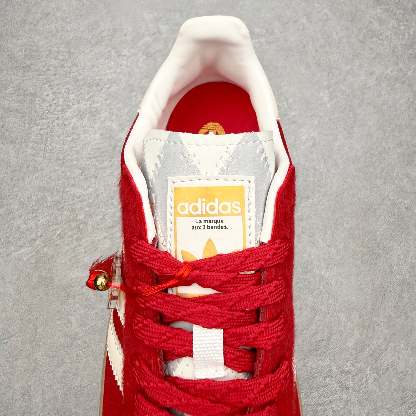 图片[5]-AD Originals Gazelle Bold W 羚羊松糕系列复古百搭厚底增高低帮休闲运动板鞋 KJ4293 新的一年就要换新的打扮啦！除了设定变美、健身、减肥等目标外，你已经可以利用鞋子来“偷偷改善身材比例”的愿望了！ 因为有一句话。身高不够。鞋子来凑~赶快入手以下各大运动品牌最新推出的“厚底增高运动鞋”吧。 是最好穿最百搭的长腿神器。 重点是……不仅价格不错～鞋子也不错啊！Originals的Gazelle Bold鞋款打造出「超厚底版本」！延续流线鞋型、经典麂皮材质、白色三条线和侧面烫金标志的复古外型，奶油白鞋底高度直接乘3，出门搭上它，保证一路步步高升。尺码：36 36⅔ 37⅓ 38 38⅔ 39⅓ 40-选品中心