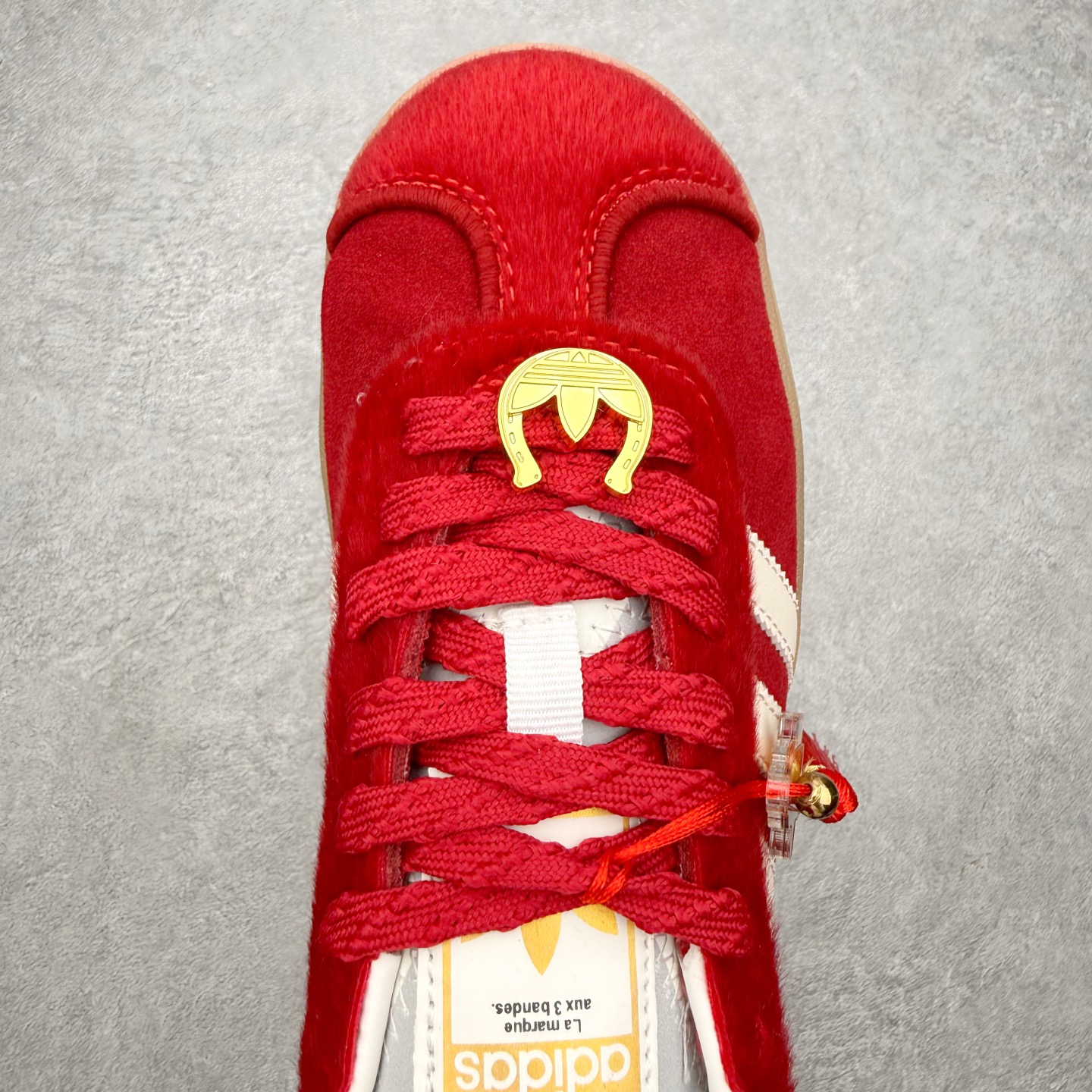 图片[4]-AD Originals Gazelle Bold W 羚羊松糕系列复古百搭厚底增高低帮休闲运动板鞋 KJ4293 新的一年就要换新的打扮啦！除了设定变美、健身、减肥等目标外，你已经可以利用鞋子来“偷偷改善身材比例”的愿望了！ 因为有一句话。身高不够。鞋子来凑~赶快入手以下各大运动品牌最新推出的“厚底增高运动鞋”吧。 是最好穿最百搭的长腿神器。 重点是……不仅价格不错～鞋子也不错啊！Originals的Gazelle Bold鞋款打造出「超厚底版本」！延续流线鞋型、经典麂皮材质、白色三条线和侧面烫金标志的复古外型，奶油白鞋底高度直接乘3，出门搭上它，保证一路步步高升。尺码：36 36⅔ 37⅓ 38 38⅔ 39⅓ 40-选品中心