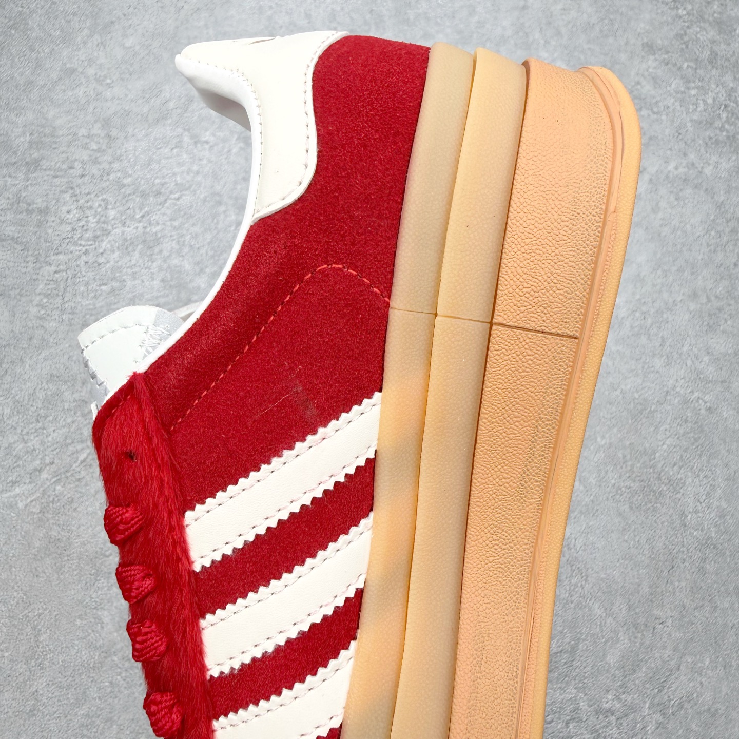 图片[7]-AD Originals Gazelle Bold W 羚羊松糕系列复古百搭厚底增高低帮休闲运动板鞋 KJ4293 新的一年就要换新的打扮啦！除了设定变美、健身、减肥等目标外，你已经可以利用鞋子来“偷偷改善身材比例”的愿望了！ 因为有一句话。身高不够。鞋子来凑~赶快入手以下各大运动品牌最新推出的“厚底增高运动鞋”吧。 是最好穿最百搭的长腿神器。 重点是……不仅价格不错～鞋子也不错啊！Originals的Gazelle Bold鞋款打造出「超厚底版本」！延续流线鞋型、经典麂皮材质、白色三条线和侧面烫金标志的复古外型，奶油白鞋底高度直接乘3，出门搭上它，保证一路步步高升。尺码：36 36⅔ 37⅓ 38 38⅔ 39⅓ 40-选品中心