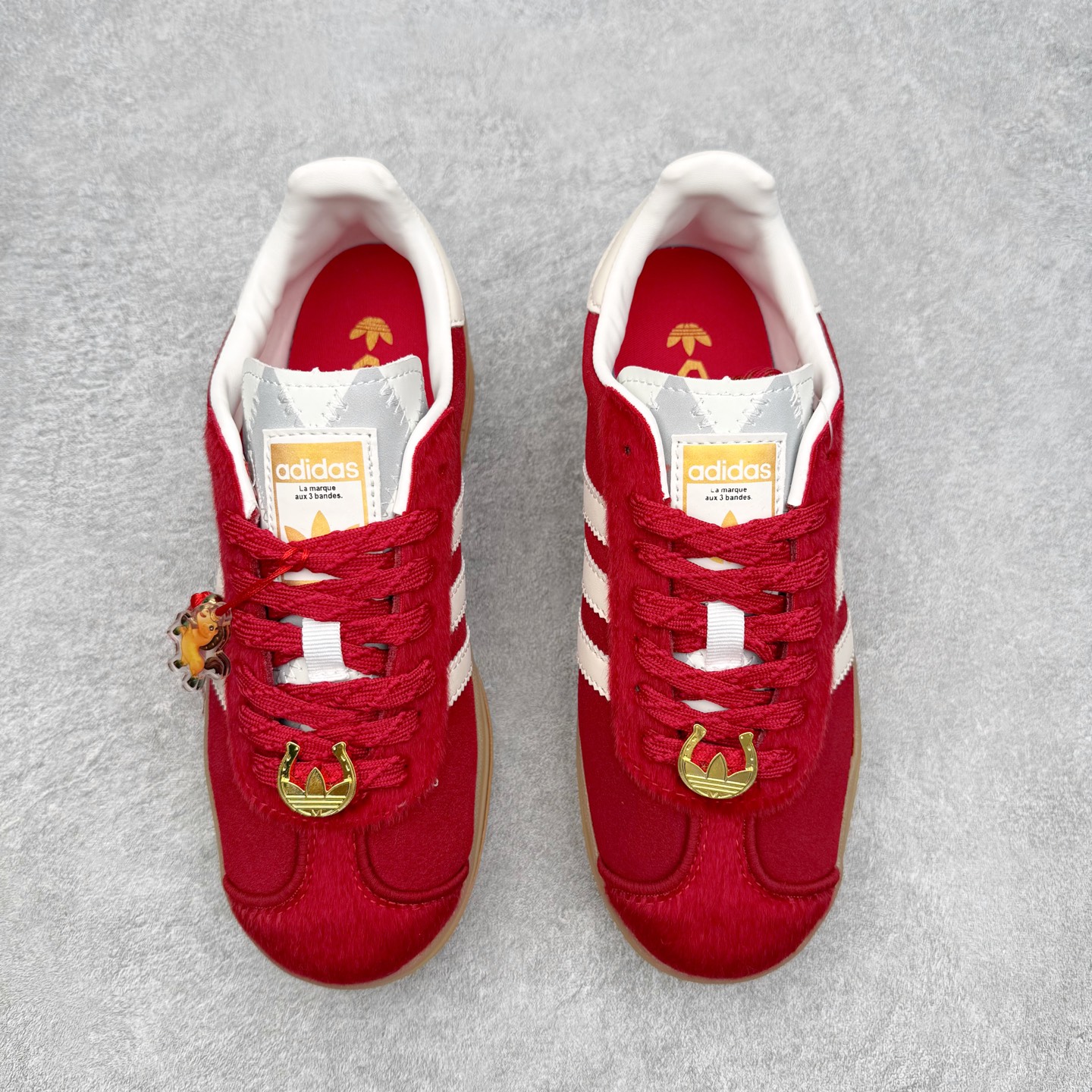 图片[2]-AD Originals Gazelle Bold W 羚羊松糕系列复古百搭厚底增高低帮休闲运动板鞋 KJ4293 新的一年就要换新的打扮啦！除了设定变美、健身、减肥等目标外，你已经可以利用鞋子来“偷偷改善身材比例”的愿望了！ 因为有一句话。身高不够。鞋子来凑~赶快入手以下各大运动品牌最新推出的“厚底增高运动鞋”吧。 是最好穿最百搭的长腿神器。 重点是……不仅价格不错～鞋子也不错啊！Originals的Gazelle Bold鞋款打造出「超厚底版本」！延续流线鞋型、经典麂皮材质、白色三条线和侧面烫金标志的复古外型，奶油白鞋底高度直接乘3，出门搭上它，保证一路步步高升。尺码：36 36⅔ 37⅓ 38 38⅔ 39⅓ 40-选品中心