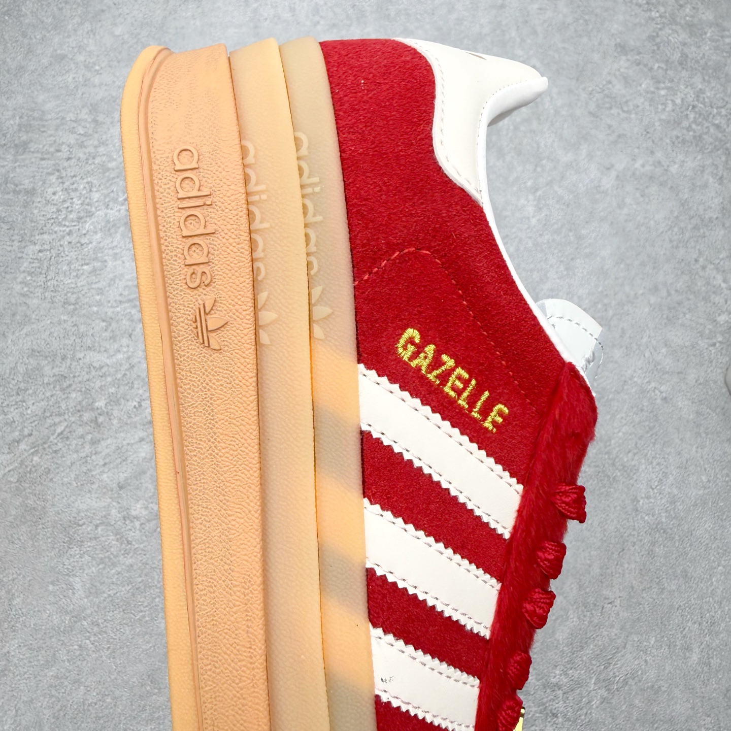 图片[6]-AD Originals Gazelle Bold W 羚羊松糕系列复古百搭厚底增高低帮休闲运动板鞋 KJ4293 新的一年就要换新的打扮啦！除了设定变美、健身、减肥等目标外，你已经可以利用鞋子来“偷偷改善身材比例”的愿望了！ 因为有一句话。身高不够。鞋子来凑~赶快入手以下各大运动品牌最新推出的“厚底增高运动鞋”吧。 是最好穿最百搭的长腿神器。 重点是……不仅价格不错～鞋子也不错啊！Originals的Gazelle Bold鞋款打造出「超厚底版本」！延续流线鞋型、经典麂皮材质、白色三条线和侧面烫金标志的复古外型，奶油白鞋底高度直接乘3，出门搭上它，保证一路步步高升。尺码：36 36⅔ 37⅓ 38 38⅔ 39⅓ 40-选品中心