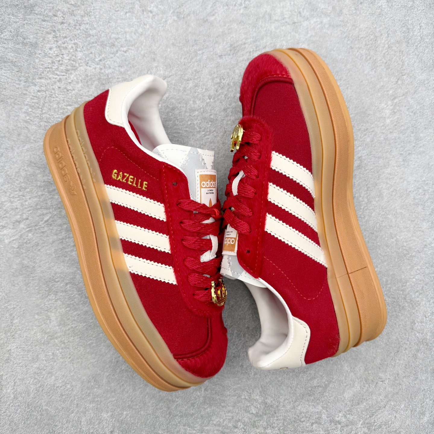 图片[3]-AD Originals Gazelle Bold W 羚羊松糕系列复古百搭厚底增高低帮休闲运动板鞋 KJ4293 新的一年就要换新的打扮啦！除了设定变美、健身、减肥等目标外，你已经可以利用鞋子来“偷偷改善身材比例”的愿望了！ 因为有一句话。身高不够。鞋子来凑~赶快入手以下各大运动品牌最新推出的“厚底增高运动鞋”吧。 是最好穿最百搭的长腿神器。 重点是……不仅价格不错～鞋子也不错啊！Originals的Gazelle Bold鞋款打造出「超厚底版本」！延续流线鞋型、经典麂皮材质、白色三条线和侧面烫金标志的复古外型，奶油白鞋底高度直接乘3，出门搭上它，保证一路步步高升。尺码：36 36⅔ 37⅓ 38 38⅔ 39⅓ 40-选品中心