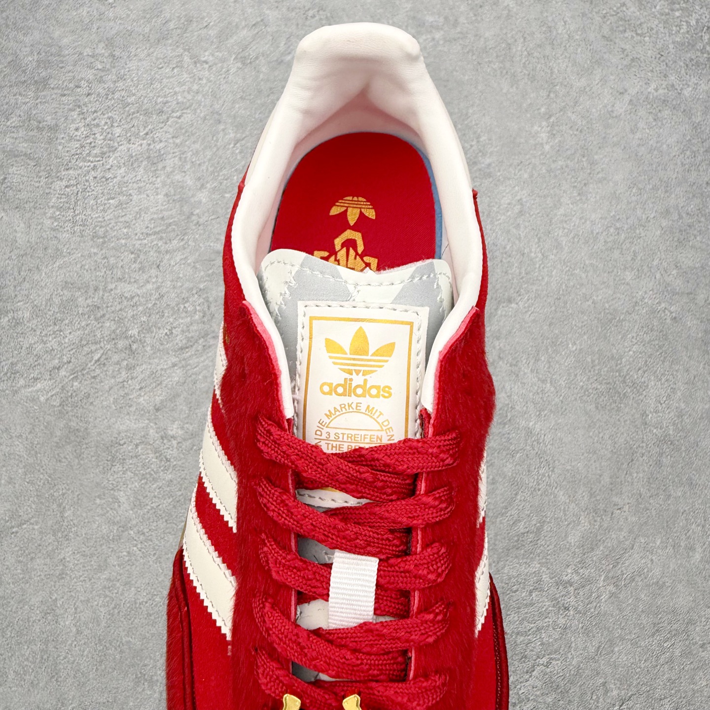 图片[5]-AD Original Samba OG 复古经典轻便板鞋 JQ5976 口碑大厂出品 品控大底版型不断改良更新 全套原纸板楦头开发 确保原汁原味 完美呈现桑巴版型 一比一鞋头弧度高度鞋身弧度 此版本只针对中端市场 皮料材质有所更替 其他数据细节工艺流程均保持一致 绝不口嗨 细节品控鞋型随意对比 正确烫金高频细节 原装纳米超迁皮料 独家私模橡胶大底 原盒原配 这款桑巴鞋展示了高质量的工艺 带有装饰的超锁缝制和无缝的手感 柔软、柔软的皮革造型和标志性的3条纹完成了精致的外观 正规合身鞋带 鞋面上有绒面鞋垫 橡胶鞋底 享受正畸套筒软感 自50年代首次亮相以来就一直在赢得粉丝的青睐 尺码：35.5 36 36.5 37.5 38 38.5 39 40 40.5 41 42 42.5 43 44 44.5 45-选品中心