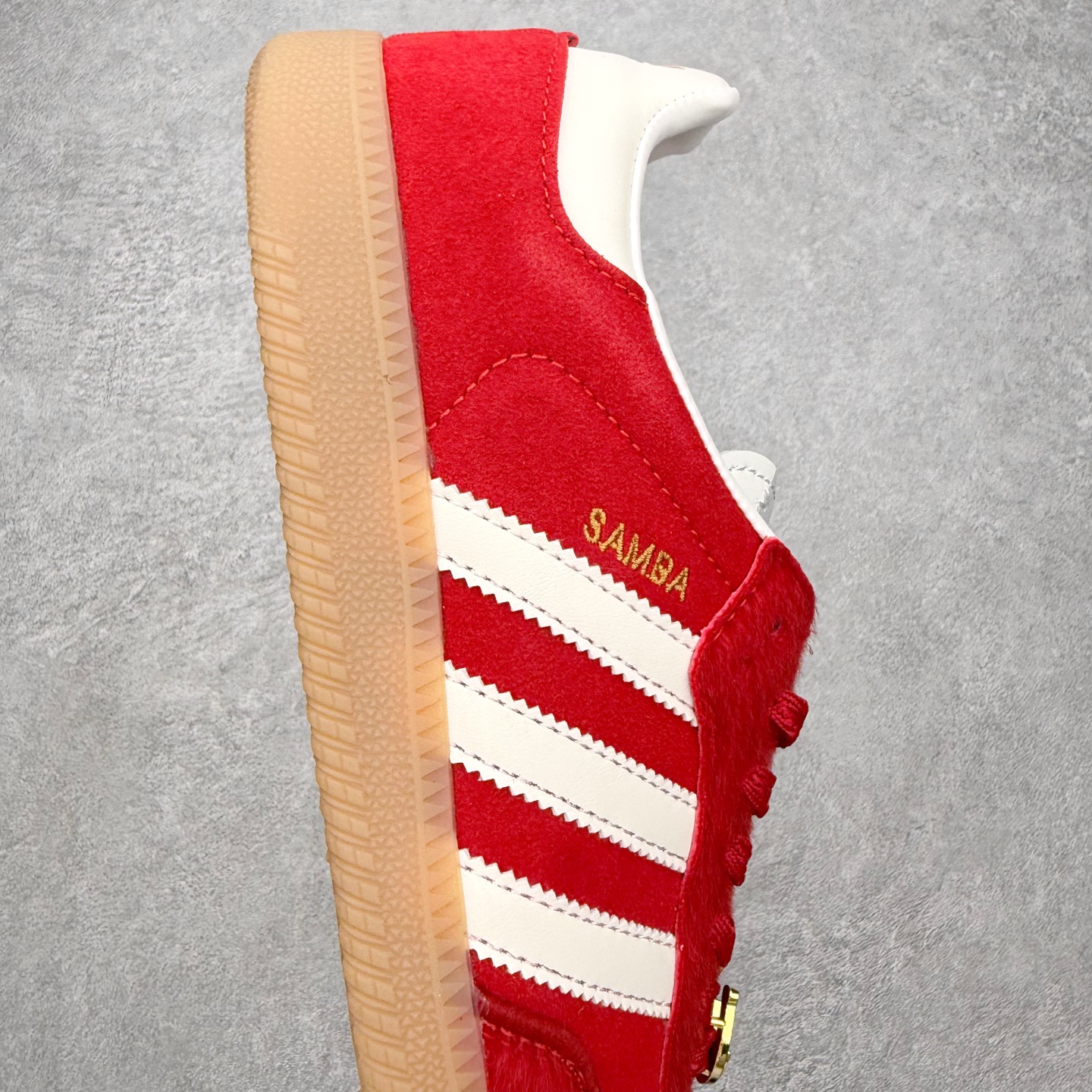 图片[6]-AD Original Samba OG 复古经典轻便板鞋 JQ5976 口碑大厂出品 品控大底版型不断改良更新 全套原纸板楦头开发 确保原汁原味 完美呈现桑巴版型 一比一鞋头弧度高度鞋身弧度 此版本只针对中端市场 皮料材质有所更替 其他数据细节工艺流程均保持一致 绝不口嗨 细节品控鞋型随意对比 正确烫金高频细节 原装纳米超迁皮料 独家私模橡胶大底 原盒原配 这款桑巴鞋展示了高质量的工艺 带有装饰的超锁缝制和无缝的手感 柔软、柔软的皮革造型和标志性的3条纹完成了精致的外观 正规合身鞋带 鞋面上有绒面鞋垫 橡胶鞋底 享受正畸套筒软感 自50年代首次亮相以来就一直在赢得粉丝的青睐 尺码：35.5 36 36.5 37.5 38 38.5 39 40 40.5 41 42 42.5 43 44 44.5 45-选品中心