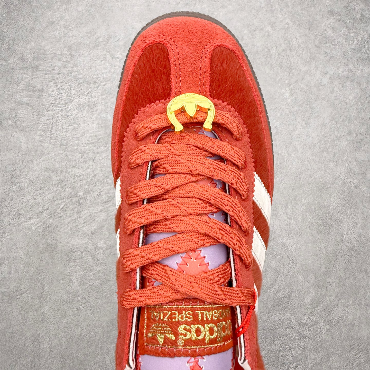 图片[4]-AD Originals Handball SPZL 手球运动员系列百搭休闲运动板鞋 KJ6299 这款来自阿迪达斯的这款HANDBALL SPZL前身是一双手球运动鞋，这一次拿来复刻，所以鞋面的主要色彩选用了黑色， 鞋面外侧除了Spezial字母之外还有三叶草标志。Handball SPZL作为复古手球训练鞋与作为室内足球鞋的Samba有着异曲同工之处，但是质感更为出众的鞋身以及丰富的配色选择比起Samba来讲可以说是更胜一筹了！尺码：36 36⅔ 37⅓ 38 38⅔ 39⅓ 40 40⅔ 41⅓ 42 42⅔ 43⅓ 44 45-选品中心