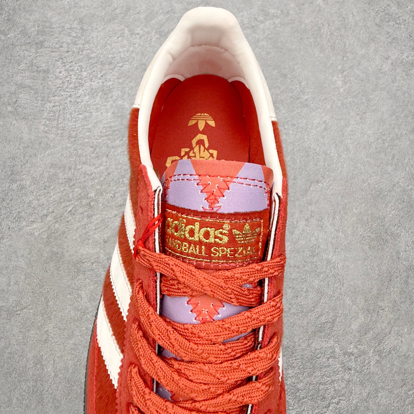 图片[5]-AD Originals Handball SPZL 手球运动员系列百搭休闲运动板鞋 KJ6299 这款来自阿迪达斯的这款HANDBALL SPZL前身是一双手球运动鞋，这一次拿来复刻，所以鞋面的主要色彩选用了黑色， 鞋面外侧除了Spezial字母之外还有三叶草标志。Handball SPZL作为复古手球训练鞋与作为室内足球鞋的Samba有着异曲同工之处，但是质感更为出众的鞋身以及丰富的配色选择比起Samba来讲可以说是更胜一筹了！尺码：36 36⅔ 37⅓ 38 38⅔ 39⅓ 40 40⅔ 41⅓ 42 42⅔ 43⅓ 44 45-选品中心
