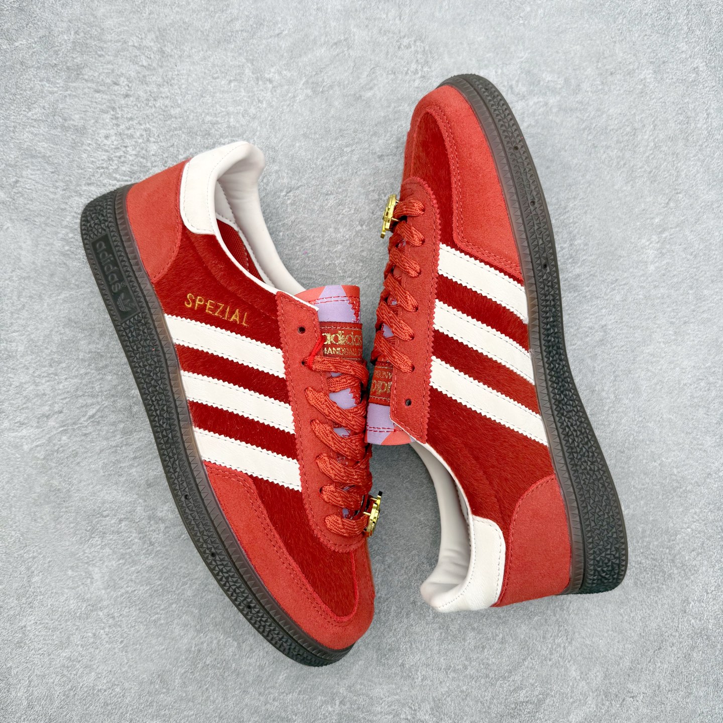 图片[3]-AD Originals Handball SPZL 手球运动员系列百搭休闲运动板鞋 KJ6299 这款来自阿迪达斯的这款HANDBALL SPZL前身是一双手球运动鞋，这一次拿来复刻，所以鞋面的主要色彩选用了黑色， 鞋面外侧除了Spezial字母之外还有三叶草标志。Handball SPZL作为复古手球训练鞋与作为室内足球鞋的Samba有着异曲同工之处，但是质感更为出众的鞋身以及丰富的配色选择比起Samba来讲可以说是更胜一筹了！尺码：36 36⅔ 37⅓ 38 38⅔ 39⅓ 40 40⅔ 41⅓ 42 42⅔ 43⅓ 44 45-选品中心