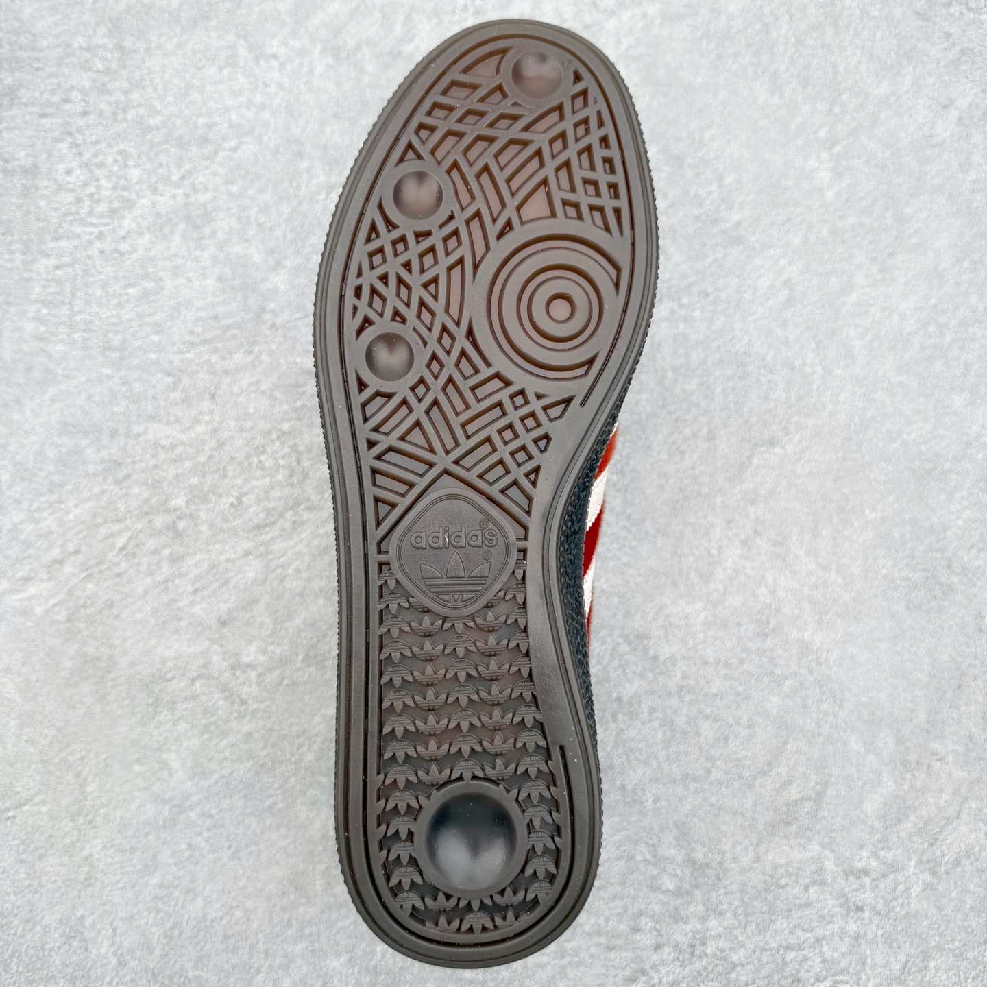 图片[9]-AD Originals Handball SPZL 手球运动员系列百搭休闲运动板鞋 KJ6299 这款来自阿迪达斯的这款HANDBALL SPZL前身是一双手球运动鞋，这一次拿来复刻，所以鞋面的主要色彩选用了黑色， 鞋面外侧除了Spezial字母之外还有三叶草标志。Handball SPZL作为复古手球训练鞋与作为室内足球鞋的Samba有着异曲同工之处，但是质感更为出众的鞋身以及丰富的配色选择比起Samba来讲可以说是更胜一筹了！尺码：36 36⅔ 37⅓ 38 38⅔ 39⅓ 40 40⅔ 41⅓ 42 42⅔ 43⅓ 44 45-选品中心
