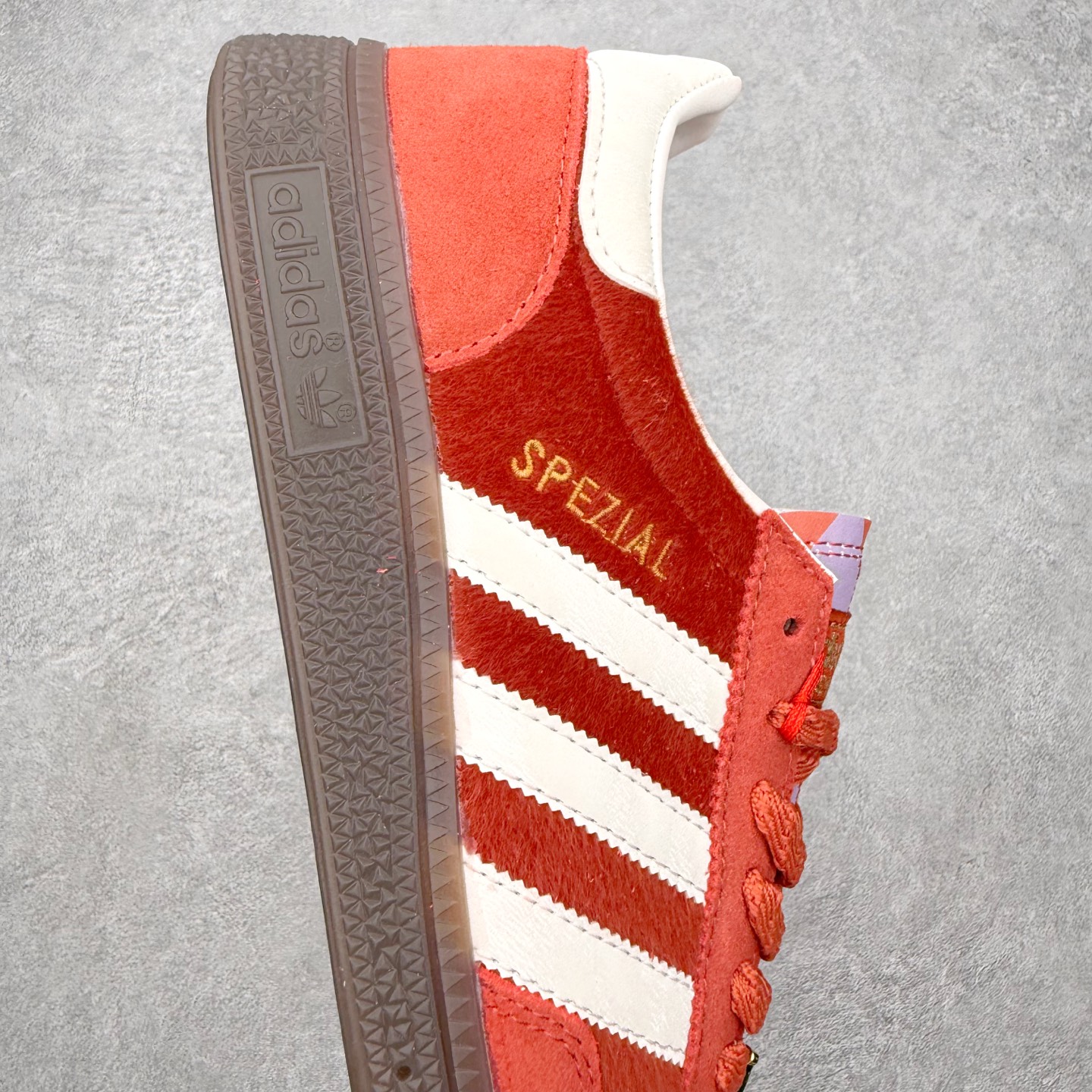 图片[6]-AD Originals Handball SPZL 手球运动员系列百搭休闲运动板鞋 KJ6299 这款来自阿迪达斯的这款HANDBALL SPZL前身是一双手球运动鞋，这一次拿来复刻，所以鞋面的主要色彩选用了黑色， 鞋面外侧除了Spezial字母之外还有三叶草标志。Handball SPZL作为复古手球训练鞋与作为室内足球鞋的Samba有着异曲同工之处，但是质感更为出众的鞋身以及丰富的配色选择比起Samba来讲可以说是更胜一筹了！尺码：36 36⅔ 37⅓ 38 38⅔ 39⅓ 40 40⅔ 41⅓ 42 42⅔ 43⅓ 44 45-选品中心