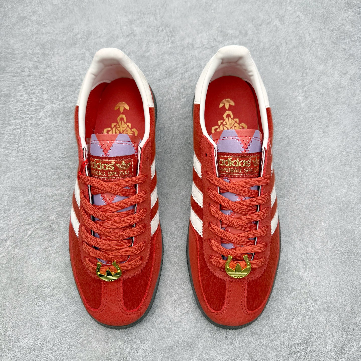 图片[2]-AD Originals Handball SPZL 手球运动员系列百搭休闲运动板鞋 KJ6299 这款来自阿迪达斯的这款HANDBALL SPZL前身是一双手球运动鞋，这一次拿来复刻，所以鞋面的主要色彩选用了黑色， 鞋面外侧除了Spezial字母之外还有三叶草标志。Handball SPZL作为复古手球训练鞋与作为室内足球鞋的Samba有着异曲同工之处，但是质感更为出众的鞋身以及丰富的配色选择比起Samba来讲可以说是更胜一筹了！尺码：36 36⅔ 37⅓ 38 38⅔ 39⅓ 40 40⅔ 41⅓ 42 42⅔ 43⅓ 44 45-选品中心