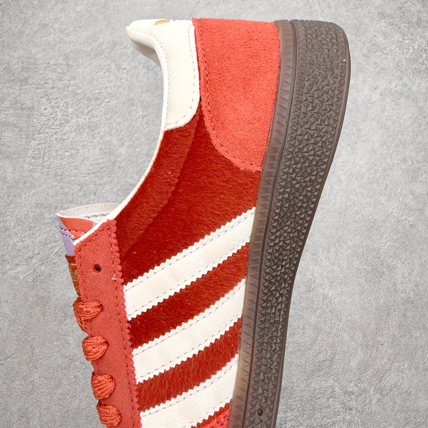 图片[7]-AD Originals Handball SPZL 手球运动员系列百搭休闲运动板鞋 KJ6299 这款来自阿迪达斯的这款HANDBALL SPZL前身是一双手球运动鞋，这一次拿来复刻，所以鞋面的主要色彩选用了黑色， 鞋面外侧除了Spezial字母之外还有三叶草标志。Handball SPZL作为复古手球训练鞋与作为室内足球鞋的Samba有着异曲同工之处，但是质感更为出众的鞋身以及丰富的配色选择比起Samba来讲可以说是更胜一筹了！尺码：36 36⅔ 37⅓ 38 38⅔ 39⅓ 40 40⅔ 41⅓ 42 42⅔ 43⅓ 44 45-选品中心
