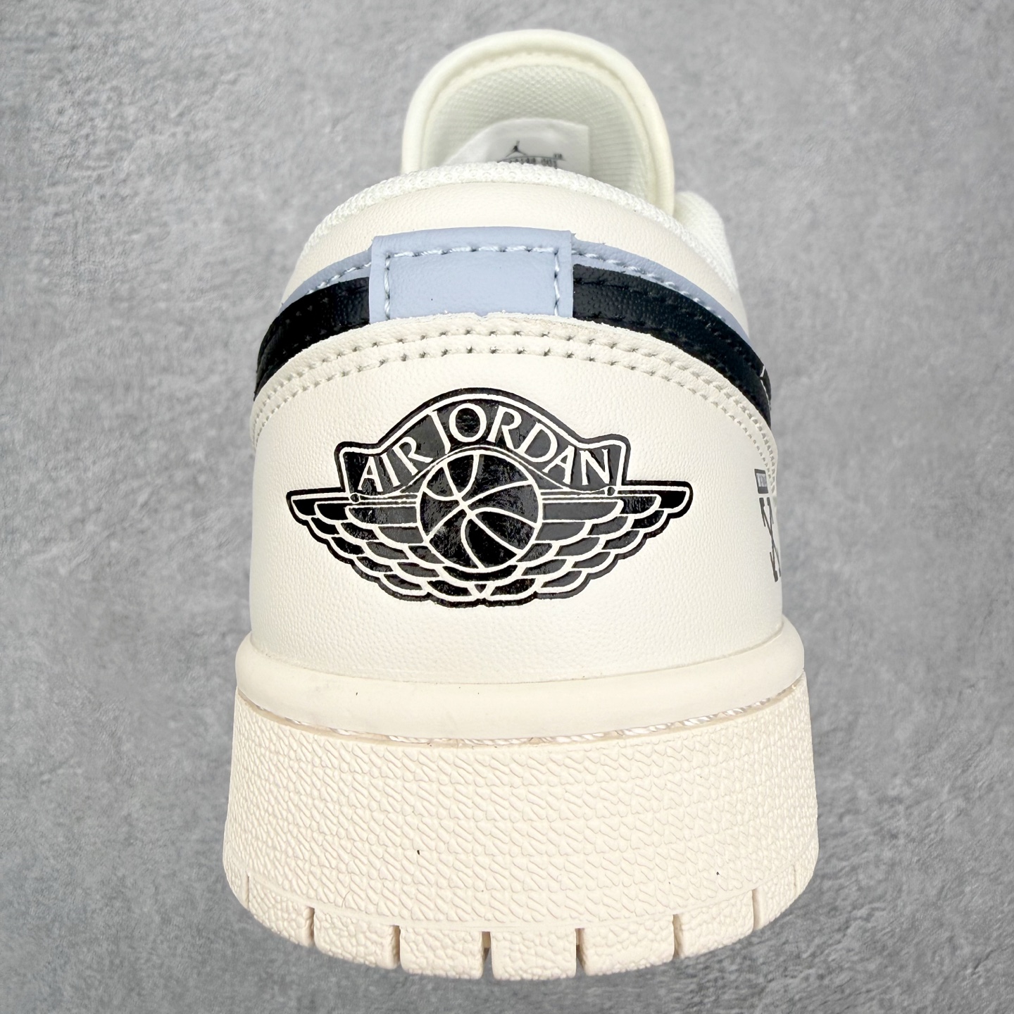 图片[8]-＃福利特价 Air Jordan AJ1 Low 低帮联名定制配色 原厂内置气垫魔块 A模大底 头层小牛皮 鞋舌AJ原厂专用牛津布+AJ专用反口珍珠布+原厂无杂质高弹内里海棉+特殊封边弹力鞋带 实拍调校N版已经零色差零失真 百分百还原实物色彩所见即所得 不存在货不对板色差等低级问题 选购参考实物拍摄 不混卖不参货 只用心做好货严格选品 承诺混一赔十 尺码：36 36.5 37.5 38 38.5 39 40 40.5 41 42 42.5 43 44 44.5 45-选品中心