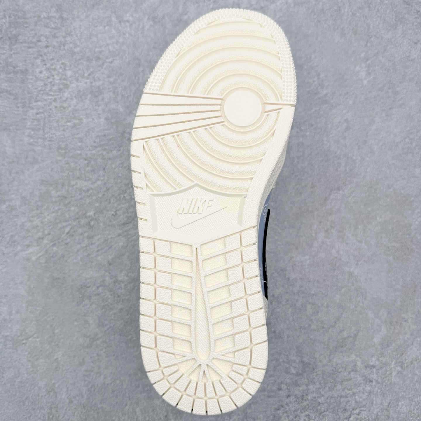 图片[9]-＃福利特价 Air Jordan AJ1 Low 低帮联名定制配色 原厂内置气垫魔块 A模大底 头层小牛皮 鞋舌AJ原厂专用牛津布+AJ专用反口珍珠布+原厂无杂质高弹内里海棉+特殊封边弹力鞋带 实拍调校N版已经零色差零失真 百分百还原实物色彩所见即所得 不存在货不对板色差等低级问题 选购参考实物拍摄 不混卖不参货 只用心做好货严格选品 承诺混一赔十 尺码：36 36.5 37.5 38 38.5 39 40 40.5 41 42 42.5 43 44 44.5 45-选品中心