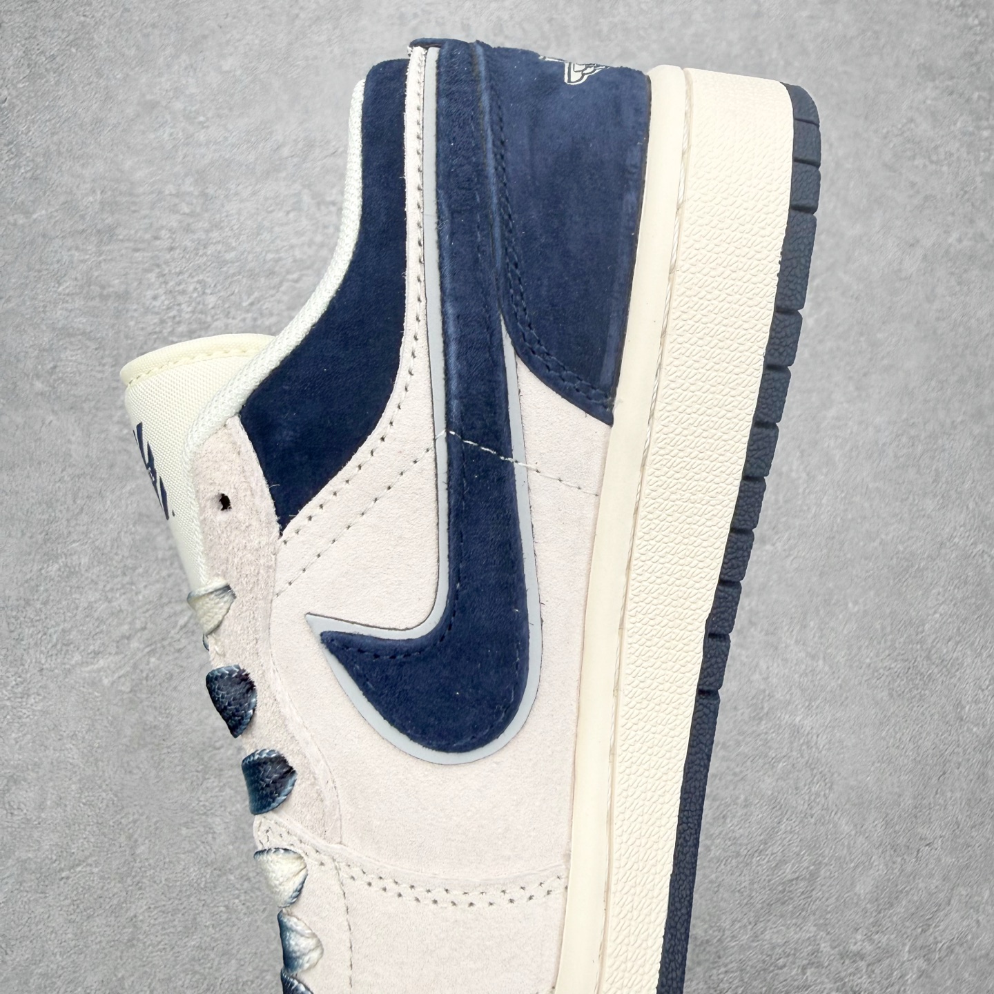 图片[7]-＃福利特价 Air Jordan AJ1 Low 低帮联名定制配色 原厂内置气垫魔块 A模大底 头层小牛皮 鞋舌AJ原厂专用牛津布+AJ专用反口珍珠布+原厂无杂质高弹内里海棉+特殊封边弹力鞋带 实拍调校N版已经零色差零失真 百分百还原实物色彩所见即所得 不存在货不对板色差等低级问题 选购参考实物拍摄 不混卖不参货 只用心做好货严格选品 承诺混一赔十 尺码：36 36.5 37.5 38 38.5 39 40 40.5 41 42 42.5 43 44 44.5 45-选品中心