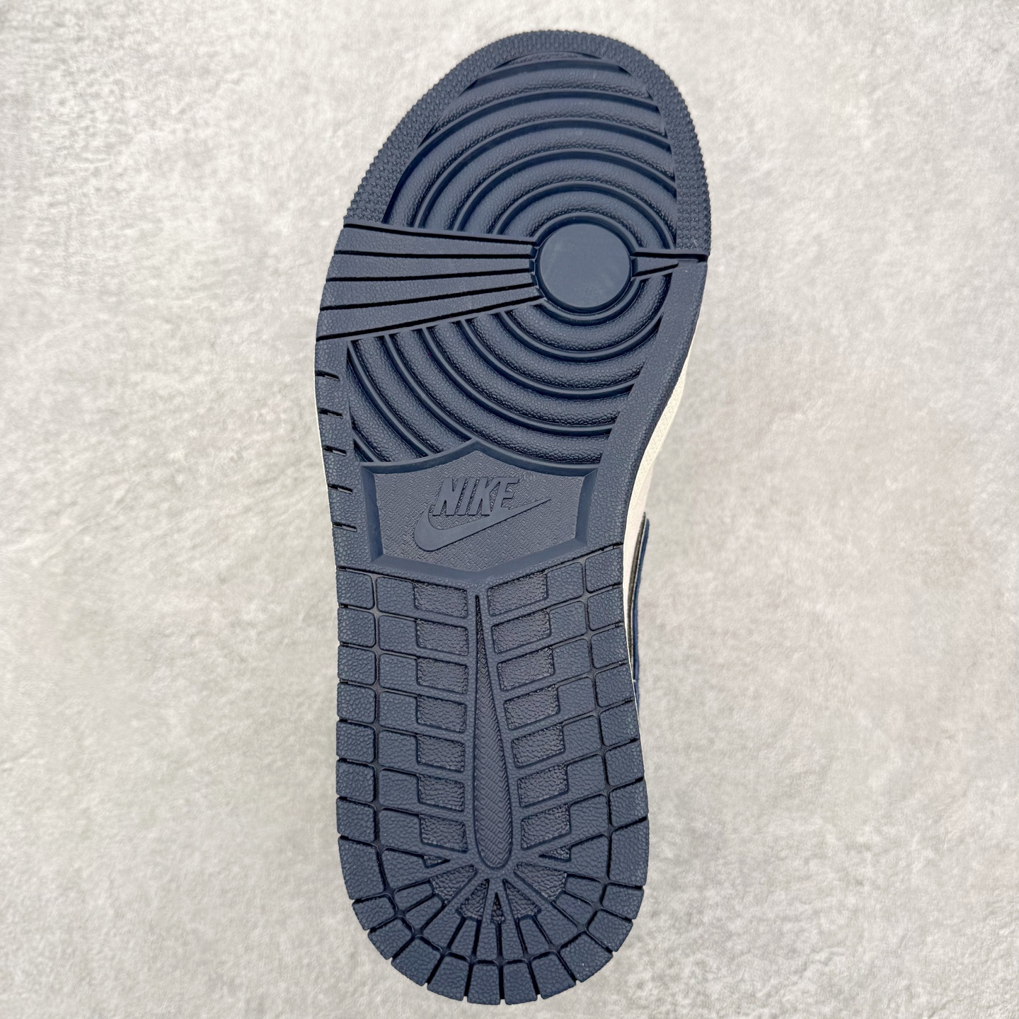 图片[9]-＃福利特价 Air Jordan AJ1 Low 低帮联名定制配色 原厂内置气垫魔块 A模大底 头层小牛皮 鞋舌AJ原厂专用牛津布+AJ专用反口珍珠布+原厂无杂质高弹内里海棉+特殊封边弹力鞋带 实拍调校N版已经零色差零失真 百分百还原实物色彩所见即所得 不存在货不对板色差等低级问题 选购参考实物拍摄 不混卖不参货 只用心做好货严格选品 承诺混一赔十 尺码：36 36.5 37.5 38 38.5 39 40 40.5 41 42 42.5 43 44 44.5 45-选品中心
