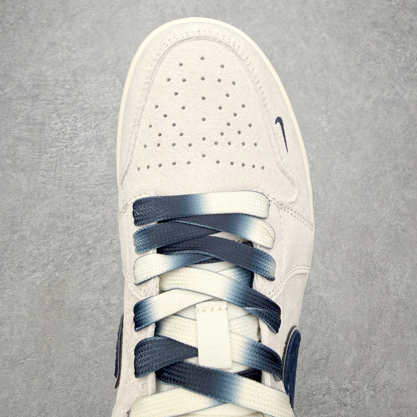 图片[4]-＃福利特价 Air Jordan AJ1 Low 低帮联名定制配色 原厂内置气垫魔块 A模大底 头层小牛皮 鞋舌AJ原厂专用牛津布+AJ专用反口珍珠布+原厂无杂质高弹内里海棉+特殊封边弹力鞋带 实拍调校N版已经零色差零失真 百分百还原实物色彩所见即所得 不存在货不对板色差等低级问题 选购参考实物拍摄 不混卖不参货 只用心做好货严格选品 承诺混一赔十 尺码：36 36.5 37.5 38 38.5 39 40 40.5 41 42 42.5 43 44 44.5 45-选品中心