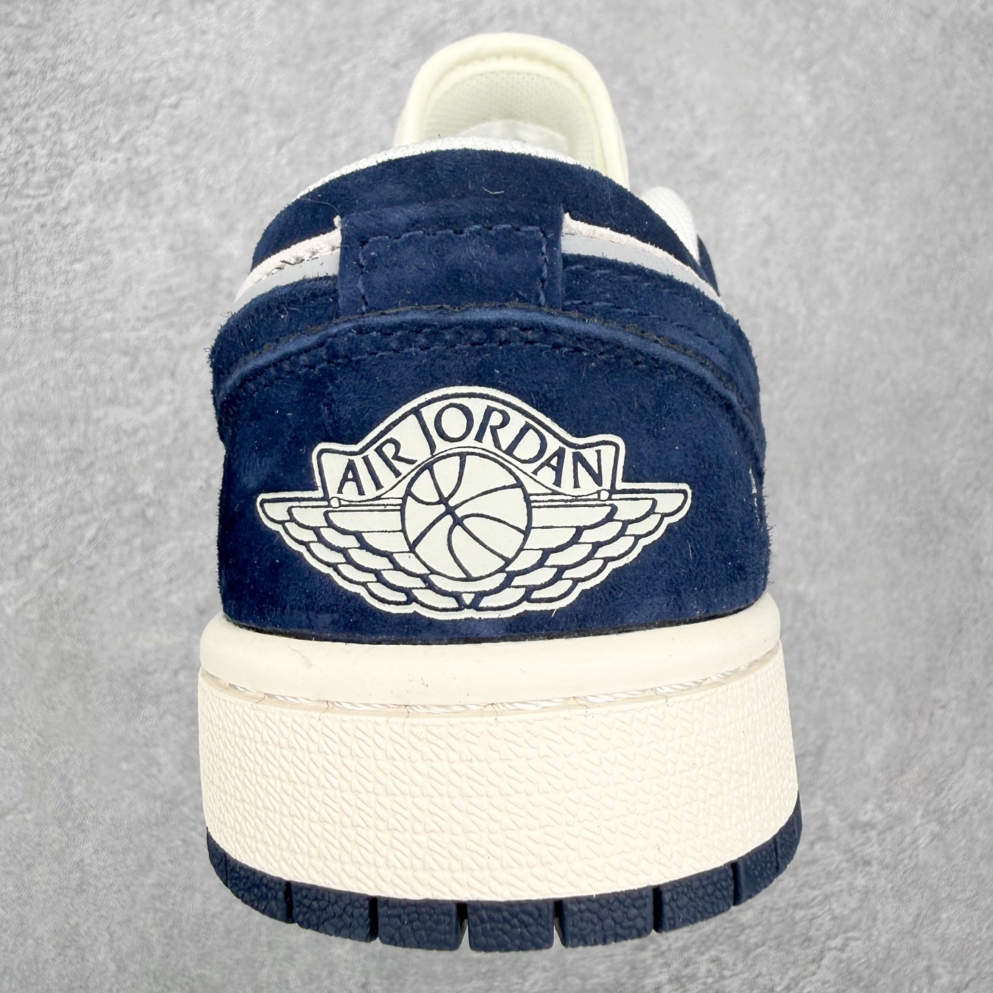 图片[8]-＃福利特价 Air Jordan AJ1 Low 低帮联名定制配色 原厂内置气垫魔块 A模大底 头层小牛皮 鞋舌AJ原厂专用牛津布+AJ专用反口珍珠布+原厂无杂质高弹内里海棉+特殊封边弹力鞋带 实拍调校N版已经零色差零失真 百分百还原实物色彩所见即所得 不存在货不对板色差等低级问题 选购参考实物拍摄 不混卖不参货 只用心做好货严格选品 承诺混一赔十 尺码：36 36.5 37.5 38 38.5 39 40 40.5 41 42 42.5 43 44 44.5 45-选品中心