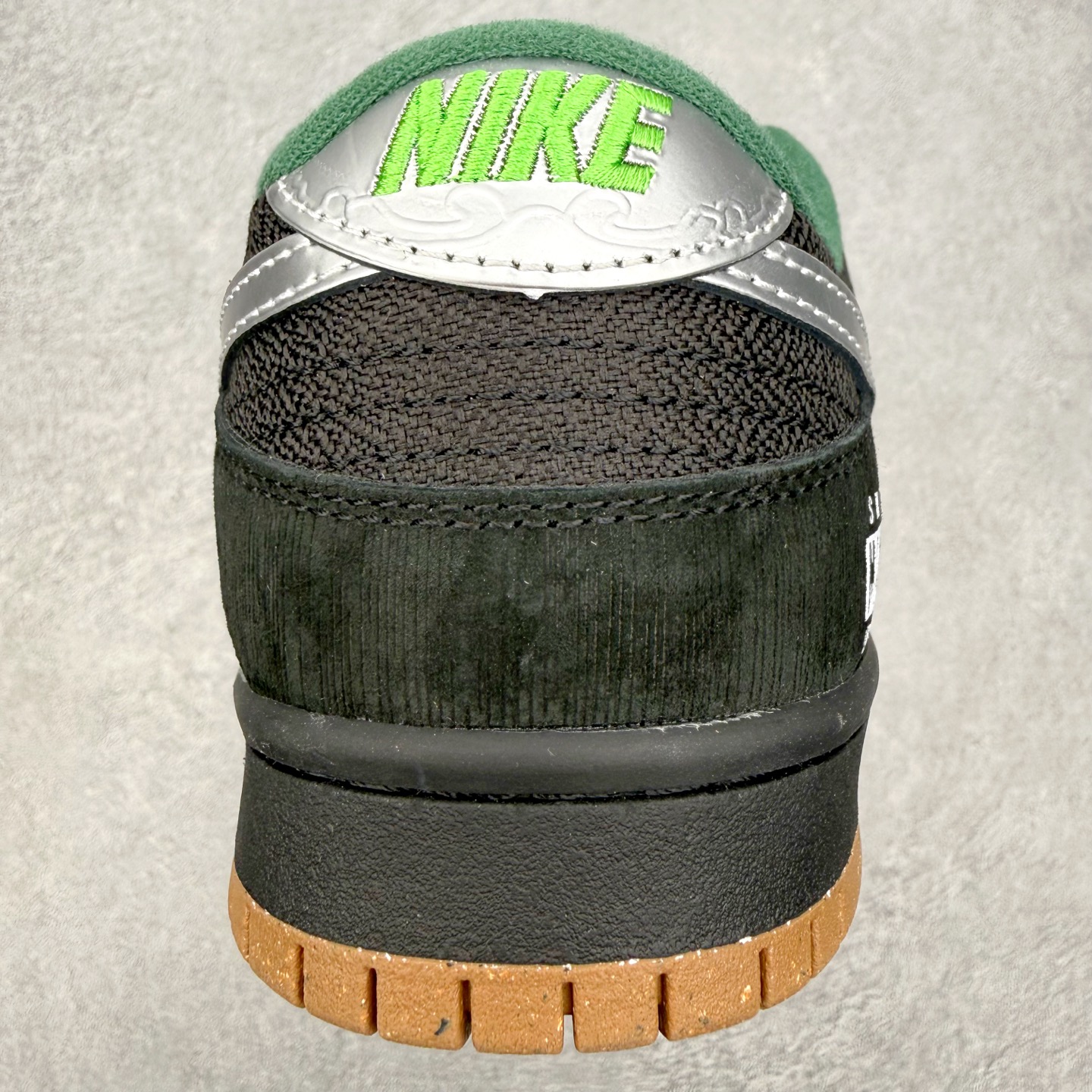 图片[8]-＃F版 NK Dunk SB Low 时尚舒适 防滑耐磨低帮板鞋 FQ7585-200 实力大厂出品 新配色陆续开发 利润个位数只为口碑 全套原纸板楦头开发 确保原汁原味 完美呈现DUNK版型 一比一鞋头弧度高度鞋身弧度 此版本只针对中端市场 皮料材质有所更替 其他数据细节工艺流程均保持一致 绝不口嗨 细节品控鞋型随意对比 独家私模官方第六代原厂航空铝磨具打磨大底 鞋头坡度极致还原 无解鞋型 原盒原配 圈内天花板工艺 原厂玻璃冲刀 超高清洁度 全鞋零毛边皮料切割 原厂中底布点胶 中底布拉帮走线遵循公司 尺码：36 36.5 37.5 38 38.5 39 40 40.5 41 42 42.5 43 44 44.5 45 46-选品中心