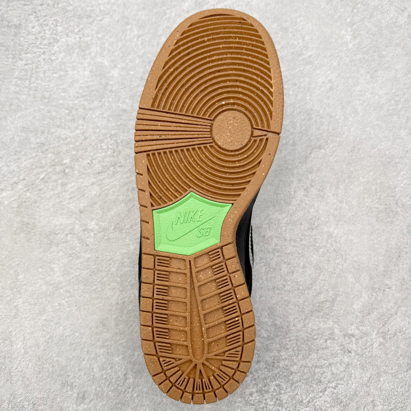 图片[9]-＃F版 NK Dunk SB Low 时尚舒适 防滑耐磨低帮板鞋 FQ7585-200 实力大厂出品 新配色陆续开发 利润个位数只为口碑 全套原纸板楦头开发 确保原汁原味 完美呈现DUNK版型 一比一鞋头弧度高度鞋身弧度 此版本只针对中端市场 皮料材质有所更替 其他数据细节工艺流程均保持一致 绝不口嗨 细节品控鞋型随意对比 独家私模官方第六代原厂航空铝磨具打磨大底 鞋头坡度极致还原 无解鞋型 原盒原配 圈内天花板工艺 原厂玻璃冲刀 超高清洁度 全鞋零毛边皮料切割 原厂中底布点胶 中底布拉帮走线遵循公司 尺码：36 36.5 37.5 38 38.5 39 40 40.5 41 42 42.5 43 44 44.5 45 46-选品中心