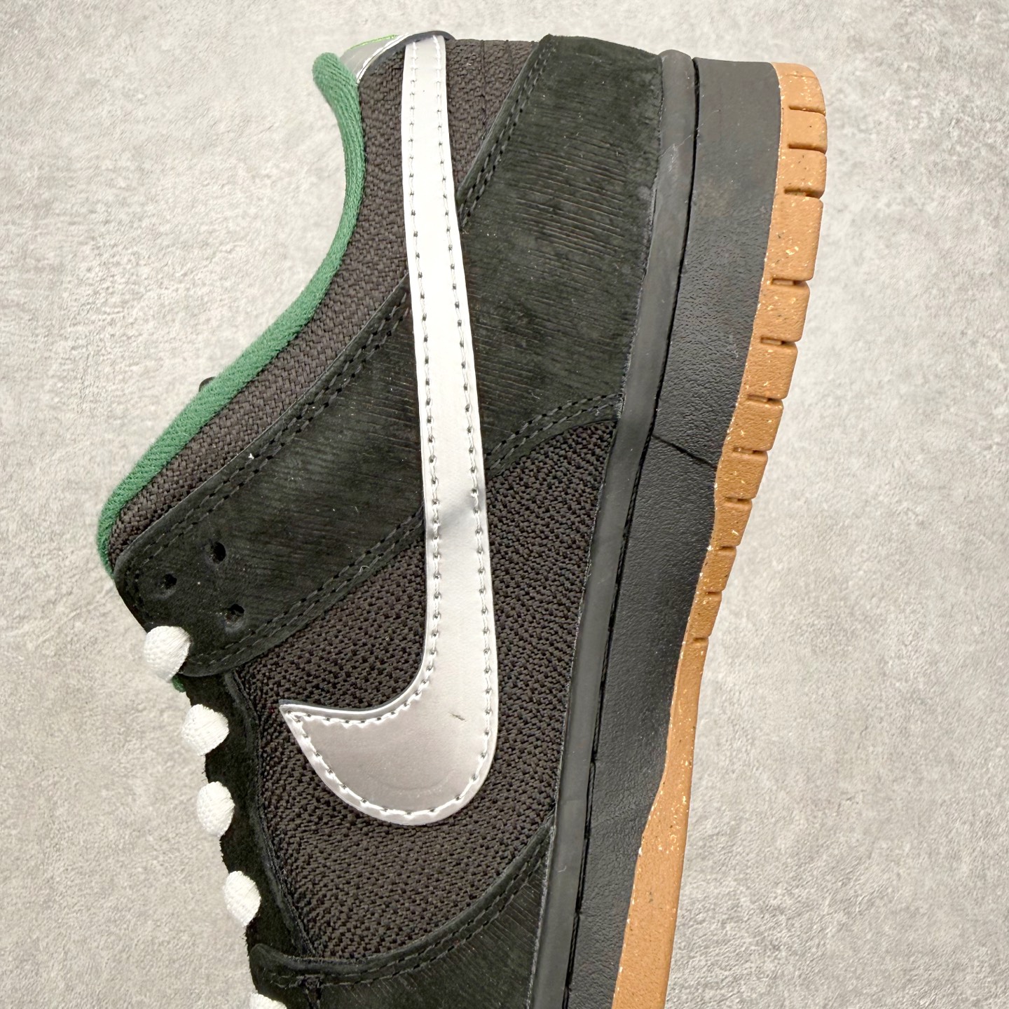图片[7]-＃F版 NK Dunk SB Low 时尚舒适 防滑耐磨低帮板鞋 FQ7585-200 实力大厂出品 新配色陆续开发 利润个位数只为口碑 全套原纸板楦头开发 确保原汁原味 完美呈现DUNK版型 一比一鞋头弧度高度鞋身弧度 此版本只针对中端市场 皮料材质有所更替 其他数据细节工艺流程均保持一致 绝不口嗨 细节品控鞋型随意对比 独家私模官方第六代原厂航空铝磨具打磨大底 鞋头坡度极致还原 无解鞋型 原盒原配 圈内天花板工艺 原厂玻璃冲刀 超高清洁度 全鞋零毛边皮料切割 原厂中底布点胶 中底布拉帮走线遵循公司 尺码：36 36.5 37.5 38 38.5 39 40 40.5 41 42 42.5 43 44 44.5 45 46-选品中心