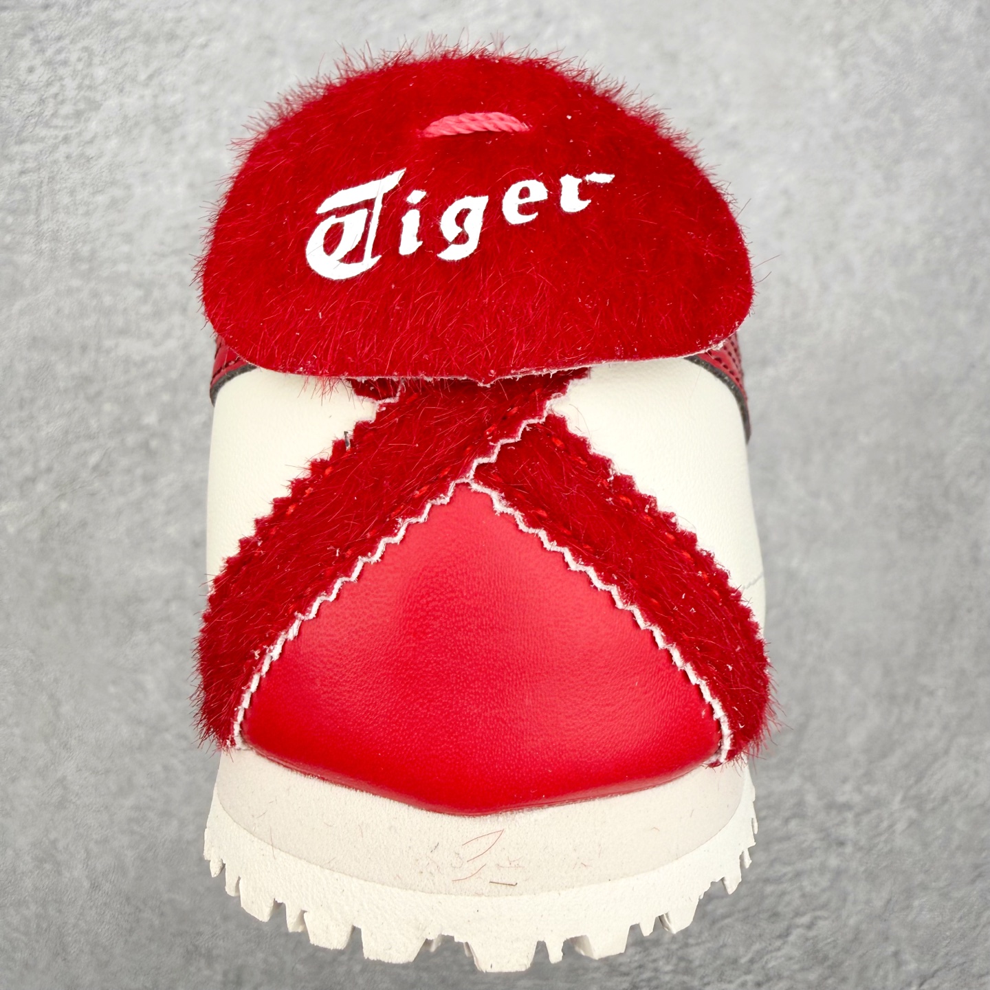 图片[8]-＃C版 Asics Onitsuka Tiger MEXICO 66 亚瑟士鬼冢虎复古经典板鞋 市场王者选手 海外订单工厂出品 长期生产补货永不断码 超成熟稳定的做工品控 原装全套纸板楦头开发 原汁原味 完美呈现版型 私模正确鞋底咬花纹路 一比一鞋头弧度高度鞋身弧度 绝不口嗨 细节品控鞋型随意秒杀市面 原档咬花纹路私模大底 一个单元有六个三角形 总体形拼接呈现花瓣状 官方四联吊牌 原装Ortholite轻量化鞋垫 原盒原配 质保卡 说明书 钢印防尘纸 纸板中底带钢印 乳胶组合鞋垫 支持全方位的对比专柜 产品从款式颜色造型上体现出追求舒适和细节的完美 鞋类更是推崇手工制作的严谨与完美 融舒适性与可穿性的设计风格 注重细节的完美和别致魅力 既保持稳重 又不失轻松的时尚感 尺码：36 37 37.5 38 39 39.5 40 40.5 41.5 42 42.5 43.5 44 45-选品中心