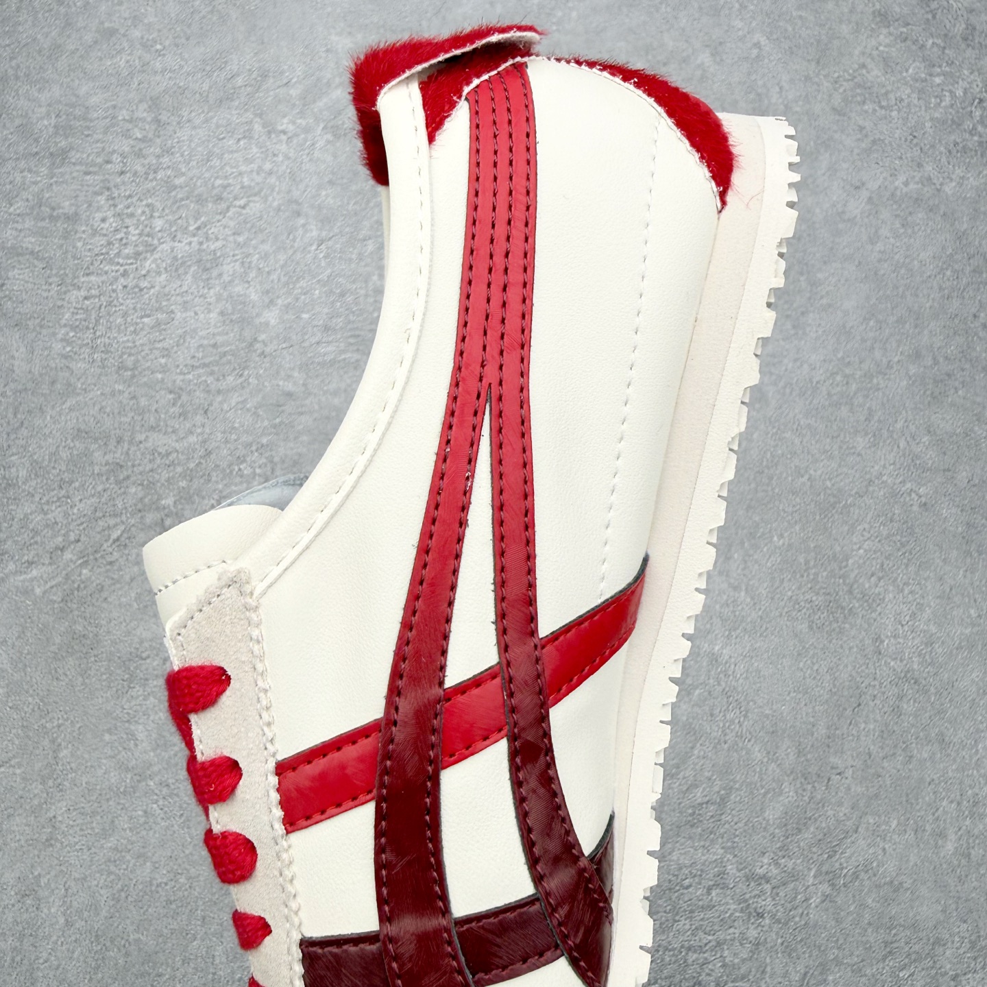 图片[7]-＃C版 Asics Onitsuka Tiger MEXICO 66 亚瑟士鬼冢虎复古经典板鞋 市场王者选手 海外订单工厂出品 长期生产补货永不断码 超成熟稳定的做工品控 原装全套纸板楦头开发 原汁原味 完美呈现版型 私模正确鞋底咬花纹路 一比一鞋头弧度高度鞋身弧度 绝不口嗨 细节品控鞋型随意秒杀市面 原档咬花纹路私模大底 一个单元有六个三角形 总体形拼接呈现花瓣状 官方四联吊牌 原装Ortholite轻量化鞋垫 原盒原配 质保卡 说明书 钢印防尘纸 纸板中底带钢印 乳胶组合鞋垫 支持全方位的对比专柜 产品从款式颜色造型上体现出追求舒适和细节的完美 鞋类更是推崇手工制作的严谨与完美 融舒适性与可穿性的设计风格 注重细节的完美和别致魅力 既保持稳重 又不失轻松的时尚感 尺码：36 37 37.5 38 39 39.5 40 40.5 41.5 42 42.5 43.5 44 45-选品中心