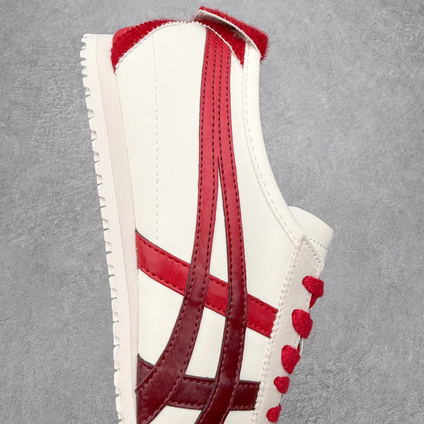 图片[6]-＃C版 Asics Onitsuka Tiger MEXICO 66 亚瑟士鬼冢虎复古经典板鞋 市场王者选手 海外订单工厂出品 长期生产补货永不断码 超成熟稳定的做工品控 原装全套纸板楦头开发 原汁原味 完美呈现版型 私模正确鞋底咬花纹路 一比一鞋头弧度高度鞋身弧度 绝不口嗨 细节品控鞋型随意秒杀市面 原档咬花纹路私模大底 一个单元有六个三角形 总体形拼接呈现花瓣状 官方四联吊牌 原装Ortholite轻量化鞋垫 原盒原配 质保卡 说明书 钢印防尘纸 纸板中底带钢印 乳胶组合鞋垫 支持全方位的对比专柜 产品从款式颜色造型上体现出追求舒适和细节的完美 鞋类更是推崇手工制作的严谨与完美 融舒适性与可穿性的设计风格 注重细节的完美和别致魅力 既保持稳重 又不失轻松的时尚感 尺码：36 37 37.5 38 39 39.5 40 40.5 41.5 42 42.5 43.5 44 45-选品中心