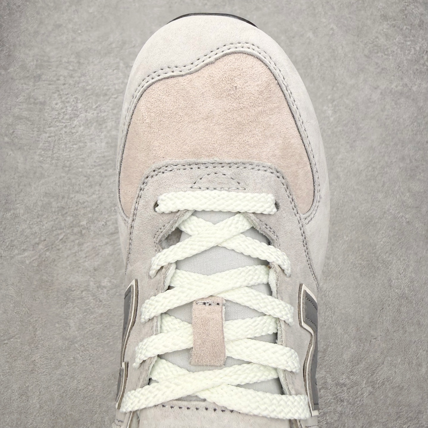 图片[4]-NB新百伦New Balance U574升级版系列低帮复古休闲运动慢跑鞋 新版NB574，妥妥美产既视感有木有。相较传统574，新版鞋跟及鞋面设计自带9系美产既视感！鞋面、内衬质感以及穿着体验更加！鞋型更流畅和饱满,鞋底增添了风格的多样化!底部升级橡胶颗粒大底,更防滑耐磨,上脚后感觉柔软且舒适。尺码：36 36.5 37.5 38 38.5 39.5 40 40.5 41.5 42 42.5 43 44 45-选品中心