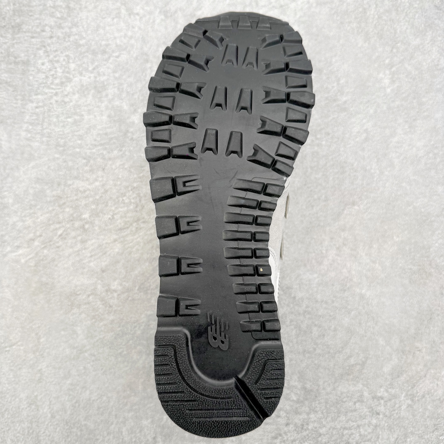 图片[9]-NB新百伦New Balance U574升级版系列低帮复古休闲运动慢跑鞋 新版NB574，妥妥美产既视感有木有。相较传统574，新版鞋跟及鞋面设计自带9系美产既视感！鞋面、内衬质感以及穿着体验更加！鞋型更流畅和饱满,鞋底增添了风格的多样化!底部升级橡胶颗粒大底,更防滑耐磨,上脚后感觉柔软且舒适。尺码：36 36.5 37.5 38 38.5 39.5 40 40.5 41.5 42 42.5 43 44 45-选品中心