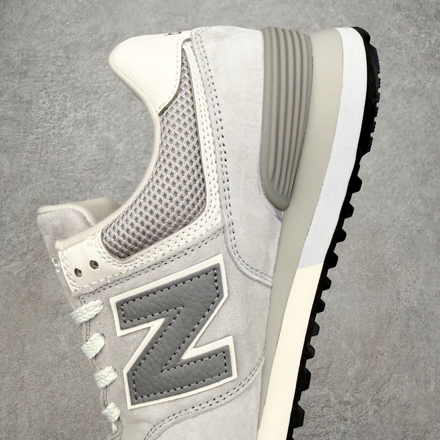 图片[7]-NB新百伦New Balance U574升级版系列低帮复古休闲运动慢跑鞋 新版NB574，妥妥美产既视感有木有。相较传统574，新版鞋跟及鞋面设计自带9系美产既视感！鞋面、内衬质感以及穿着体验更加！鞋型更流畅和饱满,鞋底增添了风格的多样化!底部升级橡胶颗粒大底,更防滑耐磨,上脚后感觉柔软且舒适。尺码：36 36.5 37.5 38 38.5 39.5 40 40.5 41.5 42 42.5 43 44 45-选品中心