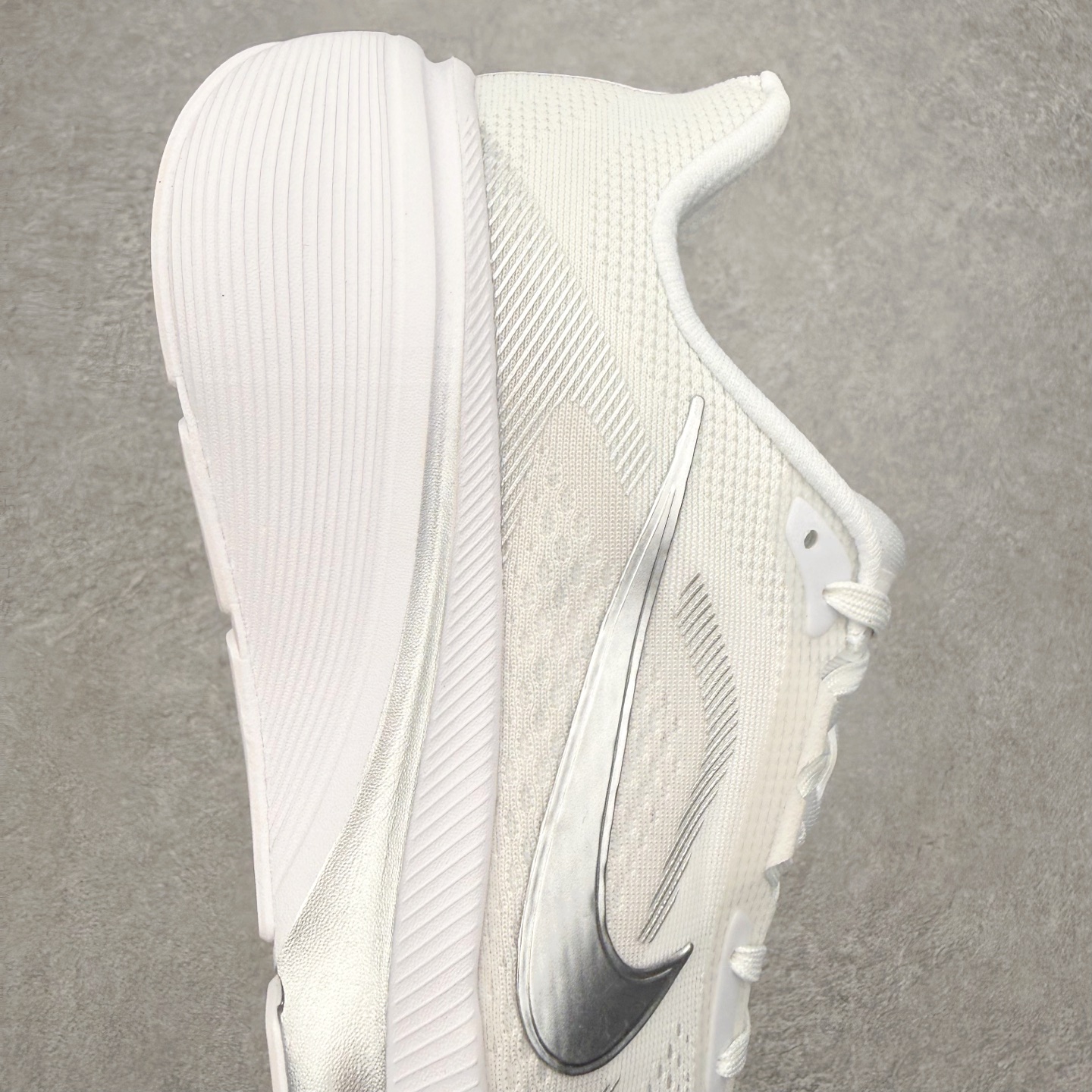 图片[6]-NK Zoom Pegasus 飞马42代马拉松系列网面透气缓震疾速跑鞋 拥有 Zoom Air 一如既往的稳定感和流畅感 鞋面采用工程网眼设计 为特定高热区域营造出色透气性 进一步增加鞋面的穿孔数量 让足部能够快速散热 中足搭配 Flywire 飞线 在高速运动时营造舒适稳定的贴合感 内置Zoon气垫加持 动力十足 尺码：36 36.5 37.5 38 38.5 39 40 40.5 41 42 42.5 43 44 44.5 45-选品中心