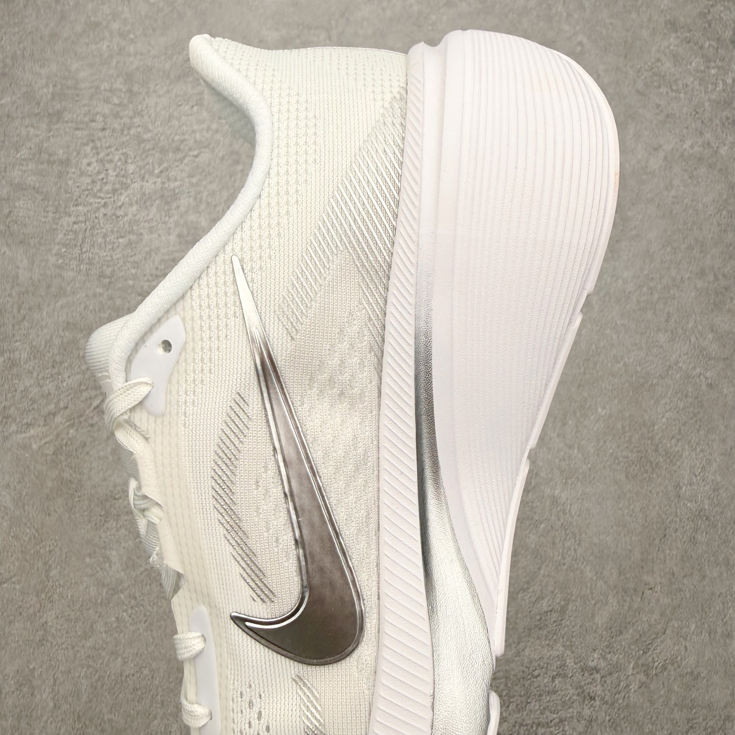 图片[7]-NK Zoom Pegasus 飞马42代马拉松系列网面透气缓震疾速跑鞋 拥有 Zoom Air 一如既往的稳定感和流畅感 鞋面采用工程网眼设计 为特定高热区域营造出色透气性 进一步增加鞋面的穿孔数量 让足部能够快速散热 中足搭配 Flywire 飞线 在高速运动时营造舒适稳定的贴合感 内置Zoon气垫加持 动力十足 尺码：36 36.5 37.5 38 38.5 39 40 40.5 41 42 42.5 43 44 44.5 45-选品中心