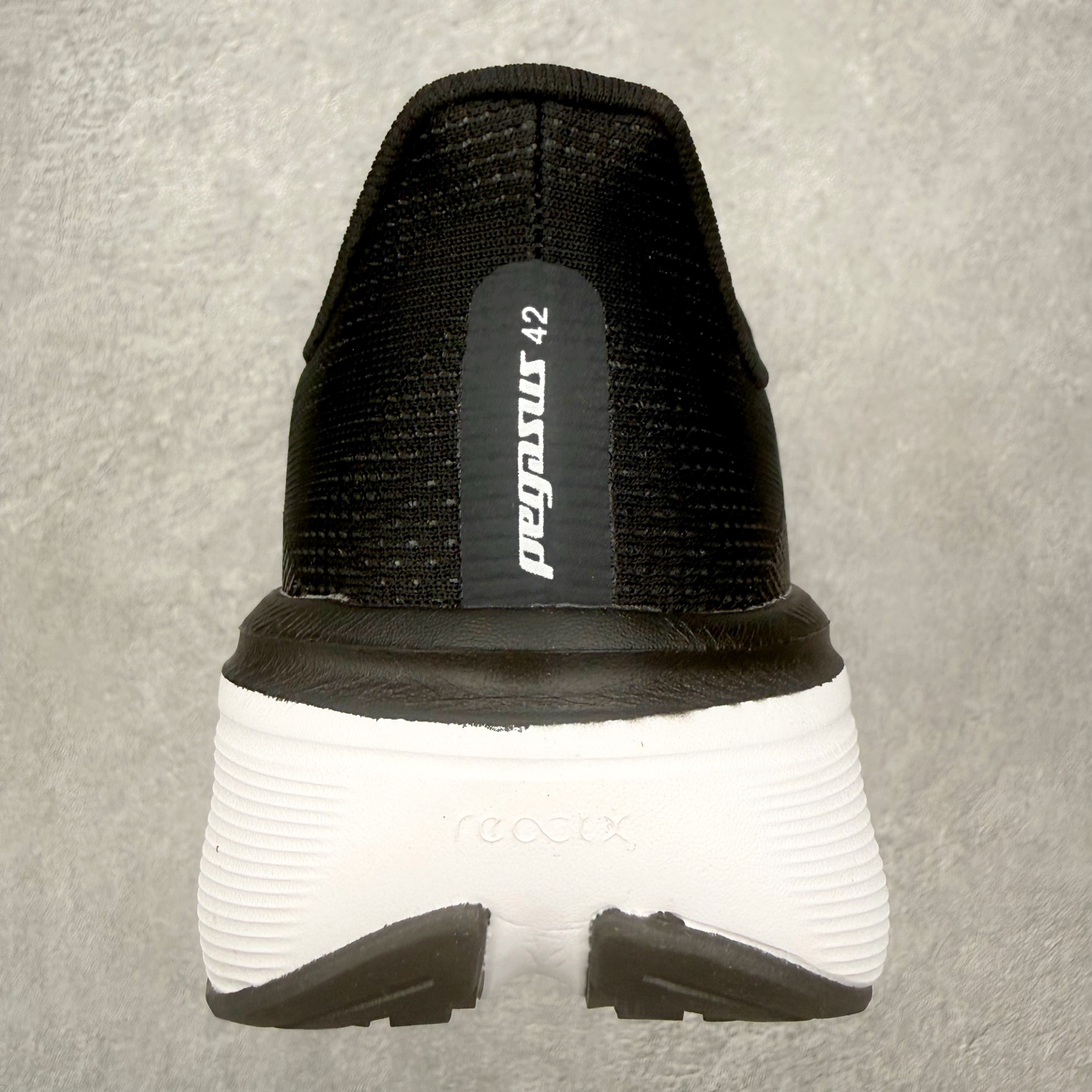 图片[8]-NK Zoom Pegasus 飞马42代马拉松系列网面透气缓震疾速跑鞋 拥有 Zoom Air 一如既往的稳定感和流畅感 鞋面采用工程网眼设计 为特定高热区域营造出色透气性 进一步增加鞋面的穿孔数量 让足部能够快速散热 中足搭配 Flywire 飞线 在高速运动时营造舒适稳定的贴合感 内置Zoon气垫加持 动力十足 尺码：36 36.5 37.5 38 38.5 39 40 40.5 41 42 42.5 43 44 44.5 45-选品中心