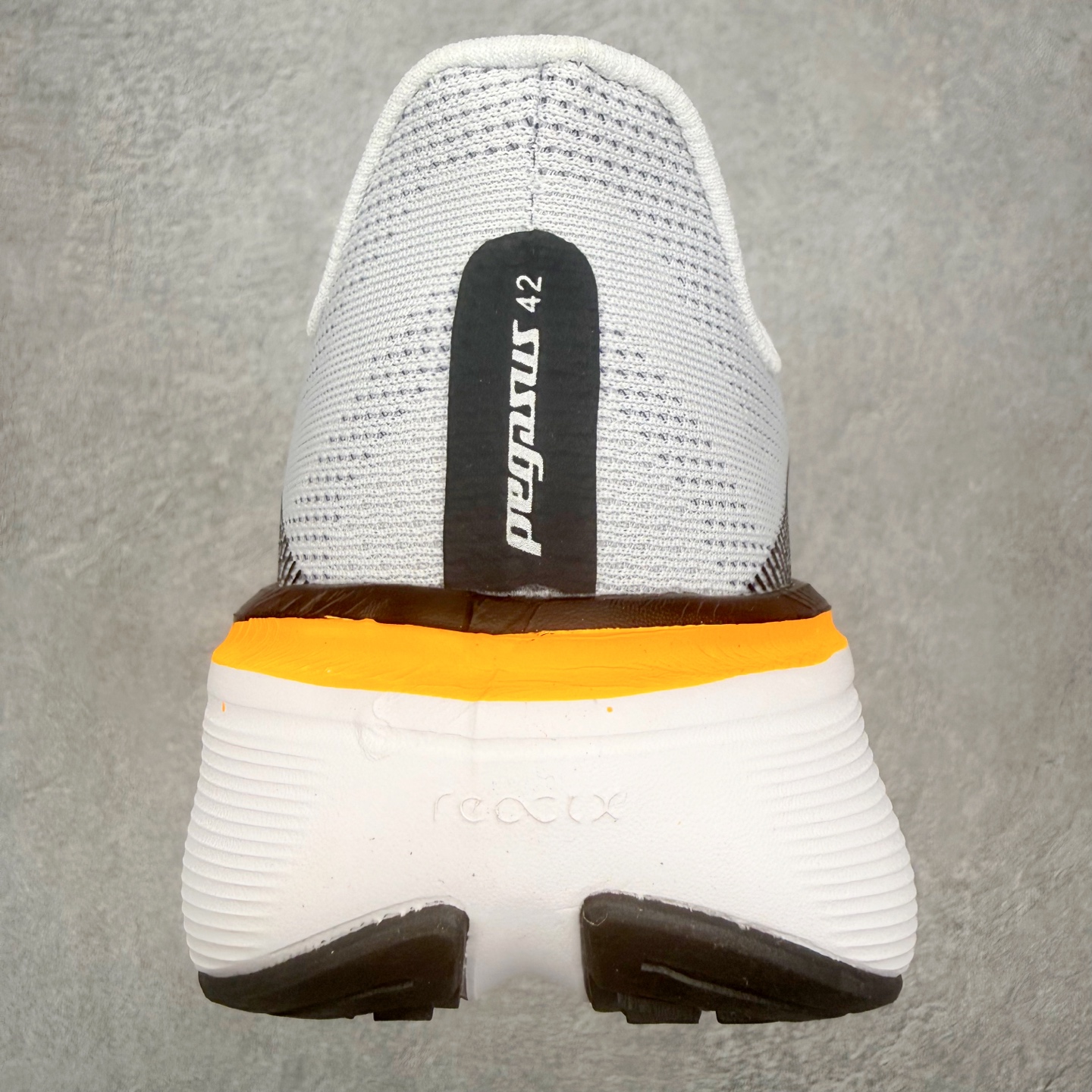 图片[8]-NK Zoom Pegasus 飞马42代马拉松系列网面透气缓震疾速跑鞋 拥有 Zoom Air 一如既往的稳定感和流畅感 鞋面采用工程网眼设计 为特定高热区域营造出色透气性 进一步增加鞋面的穿孔数量 让足部能够快速散热 中足搭配 Flywire 飞线 在高速运动时营造舒适稳定的贴合感 内置Zoon气垫加持 动力十足 尺码：36 36.5 37.5 38 38.5 39 40 40.5 41 42 42.5 43 44 44.5 45-选品中心
