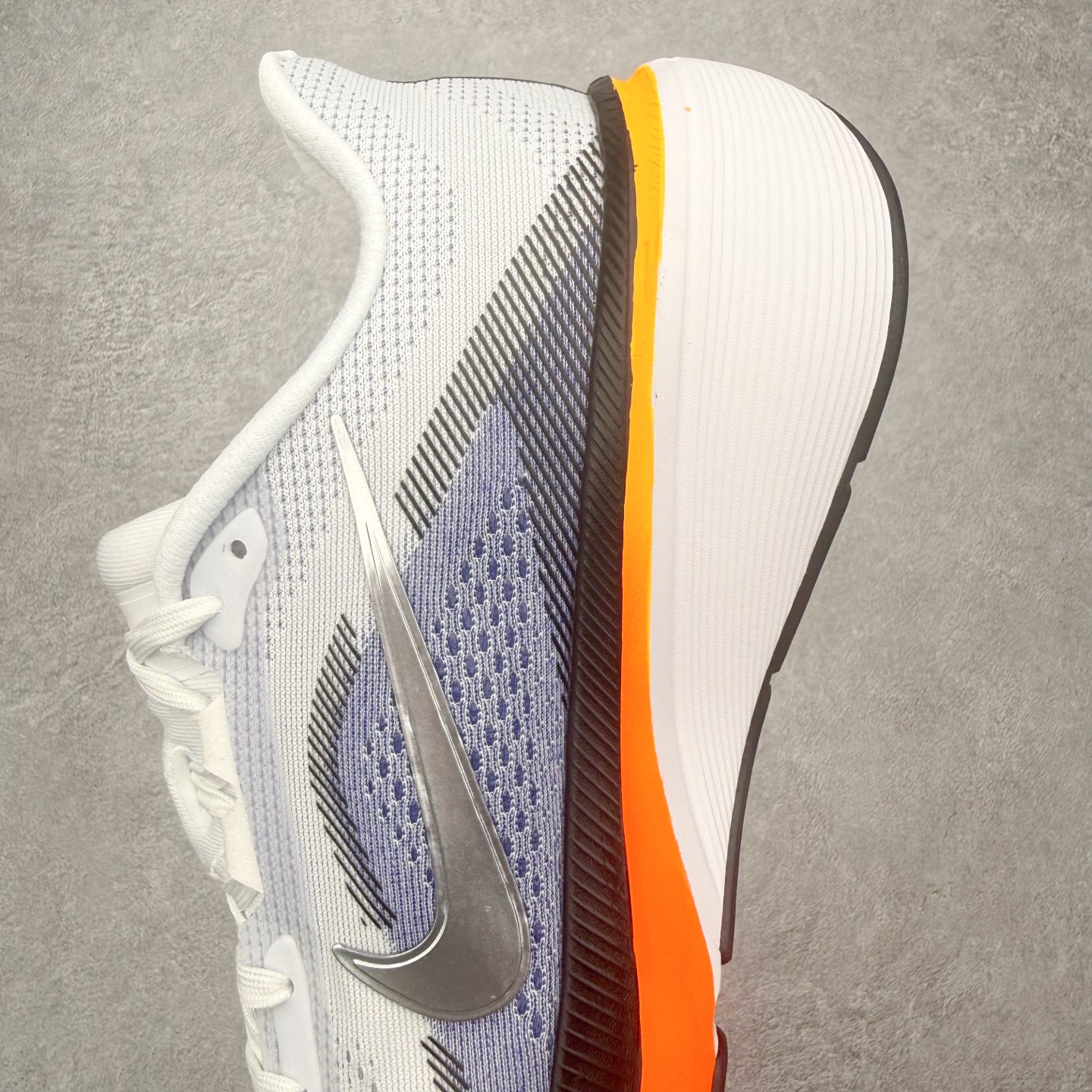 图片[7]-NK Zoom Pegasus 飞马42代马拉松系列网面透气缓震疾速跑鞋 拥有 Zoom Air 一如既往的稳定感和流畅感 鞋面采用工程网眼设计 为特定高热区域营造出色透气性 进一步增加鞋面的穿孔数量 让足部能够快速散热 中足搭配 Flywire 飞线 在高速运动时营造舒适稳定的贴合感 内置Zoon气垫加持 动力十足 尺码：36 36.5 37.5 38 38.5 39 40 40.5 41 42 42.5 43 44 44.5 45-选品中心