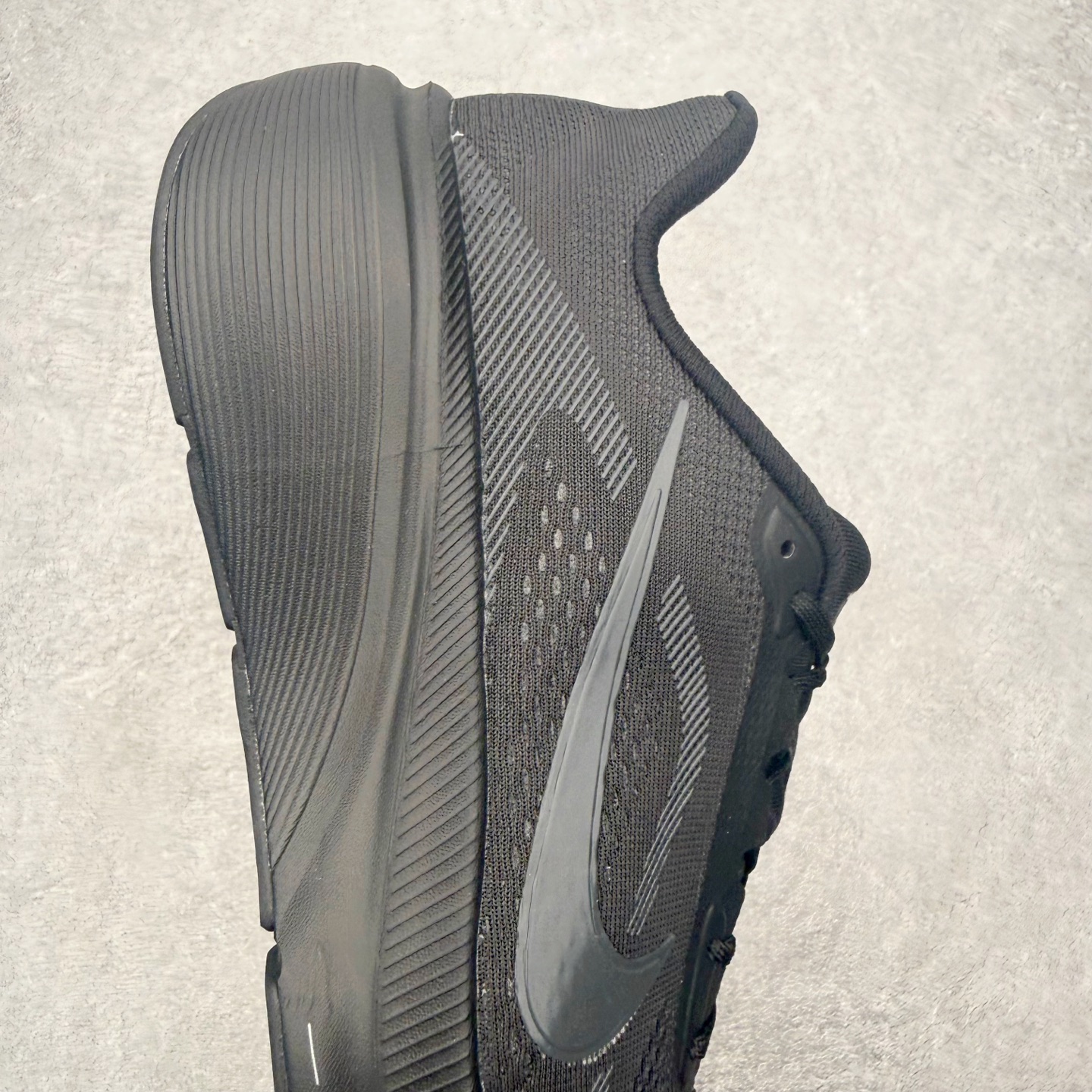 图片[6]-NK Zoom Pegasus 飞马42代马拉松系列网面透气缓震疾速跑鞋 拥有 Zoom Air 一如既往的稳定感和流畅感 鞋面采用工程网眼设计 为特定高热区域营造出色透气性 进一步增加鞋面的穿孔数量 让足部能够快速散热 中足搭配 Flywire 飞线 在高速运动时营造舒适稳定的贴合感 内置Zoon气垫加持 动力十足 尺码：36 36.5 37.5 38 38.5 39 40 40.5 41 42 42.5 43 44 44.5 45-选品中心