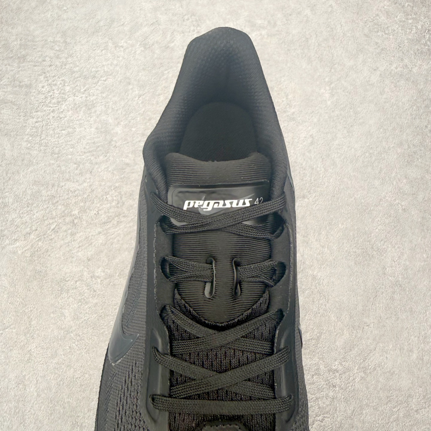 图片[5]-NK Zoom Pegasus 飞马42代马拉松系列网面透气缓震疾速跑鞋 拥有 Zoom Air 一如既往的稳定感和流畅感 鞋面采用工程网眼设计 为特定高热区域营造出色透气性 进一步增加鞋面的穿孔数量 让足部能够快速散热 中足搭配 Flywire 飞线 在高速运动时营造舒适稳定的贴合感 内置Zoon气垫加持 动力十足 尺码：36 36.5 37.5 38 38.5 39 40 40.5 41 42 42.5 43 44 44.5 45-选品中心