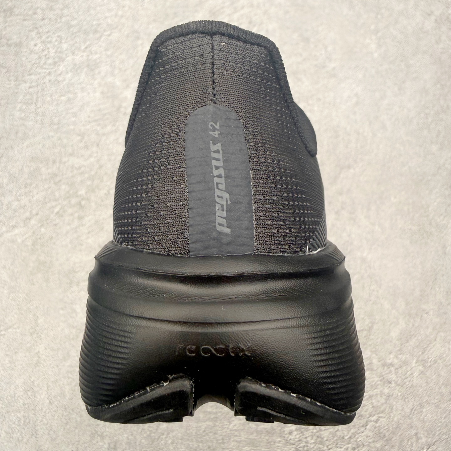 图片[8]-NK Zoom Pegasus 飞马42代马拉松系列网面透气缓震疾速跑鞋 拥有 Zoom Air 一如既往的稳定感和流畅感 鞋面采用工程网眼设计 为特定高热区域营造出色透气性 进一步增加鞋面的穿孔数量 让足部能够快速散热 中足搭配 Flywire 飞线 在高速运动时营造舒适稳定的贴合感 内置Zoon气垫加持 动力十足 尺码：36 36.5 37.5 38 38.5 39 40 40.5 41 42 42.5 43 44 44.5 45-选品中心